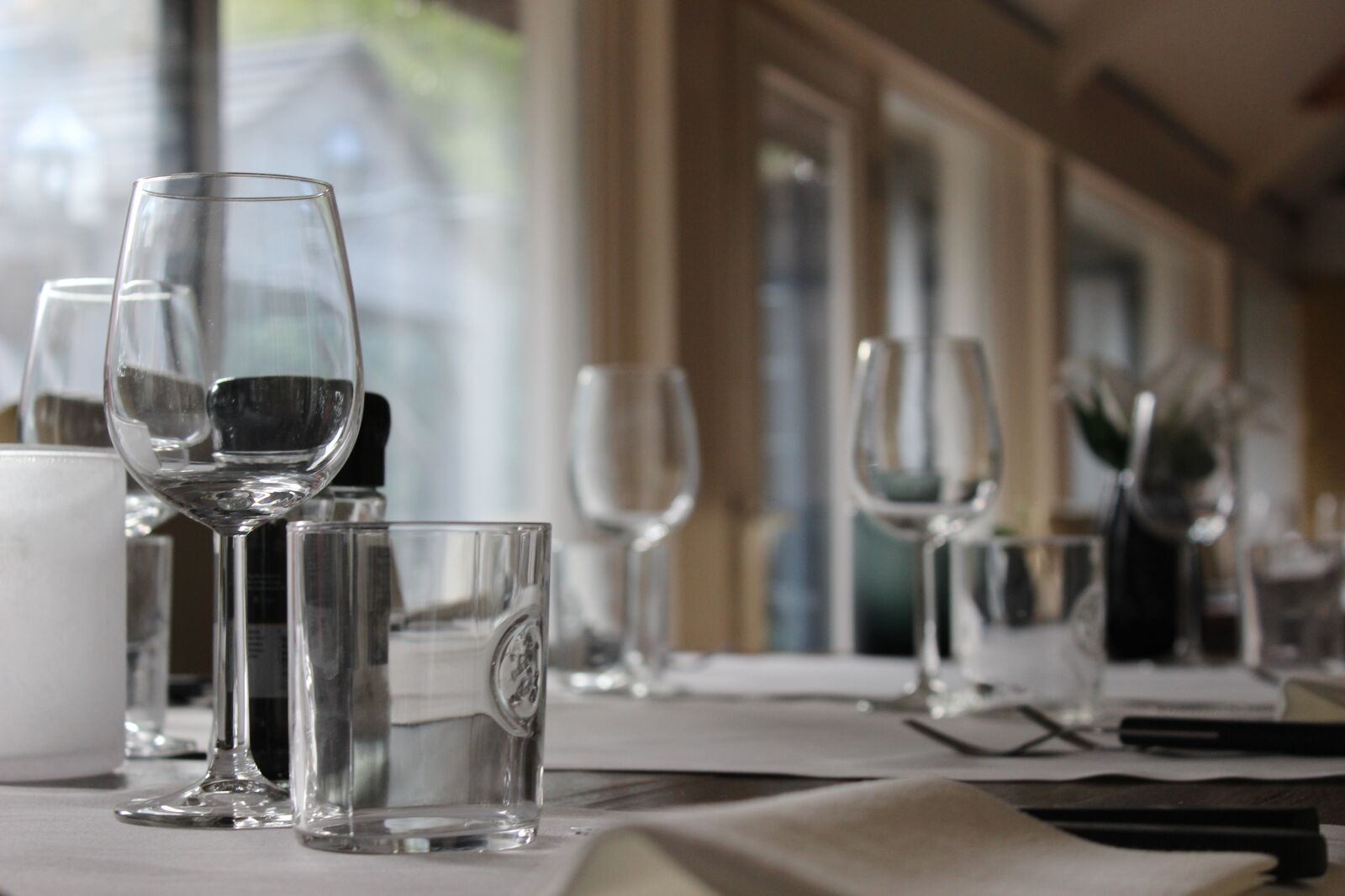 Canon EOS 600D (Rebel EOS T3i / EOS Kiss X5) sample photo. Table, diner, restaurant photography