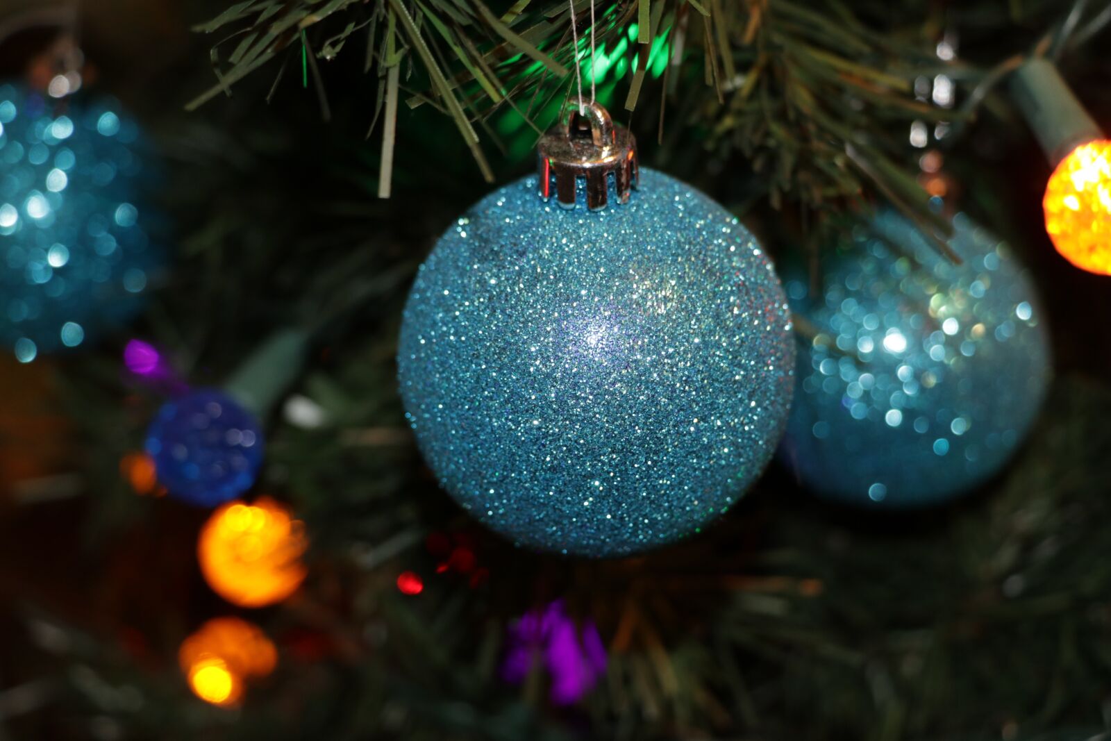 Canon EOS 80D sample photo. Christmas, ball, winter photography