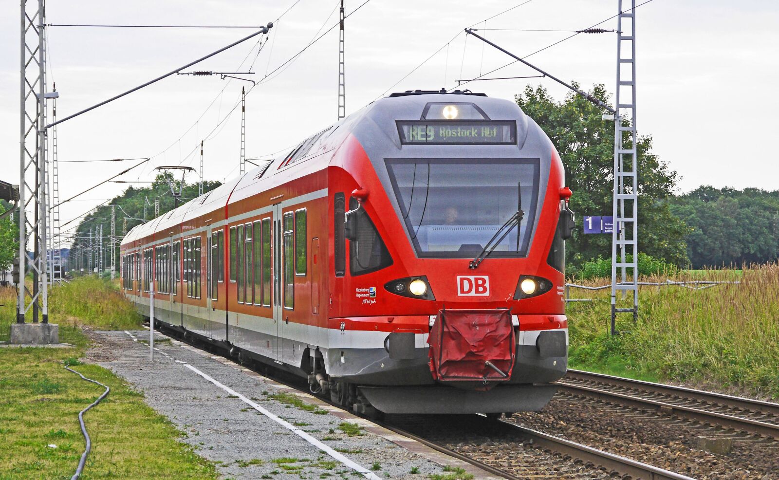 Panasonic Lumix DMC-GH3 sample photo. Regional train, rail- cars photography