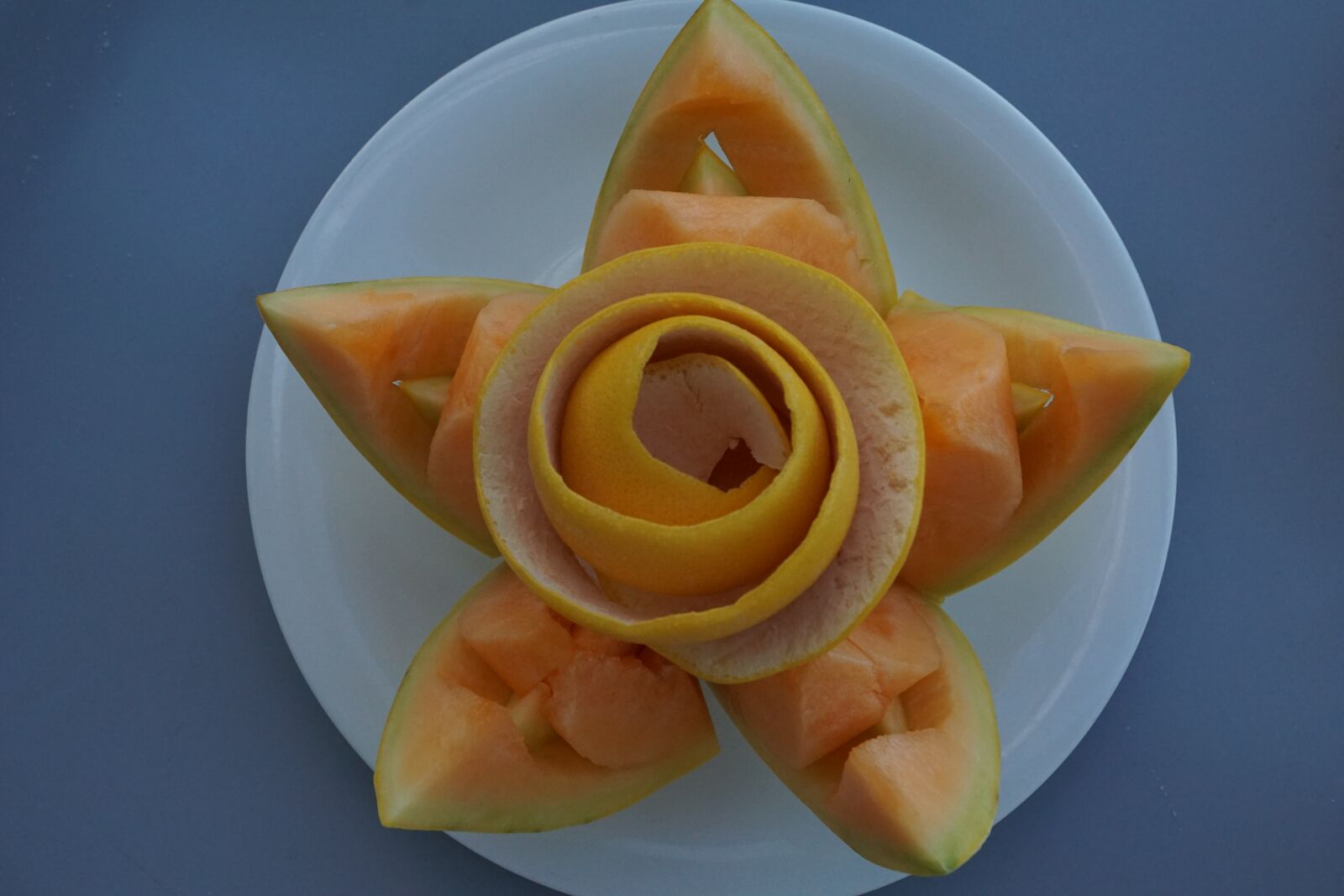 Sony DT 16-50mm F2.8 SSM sample photo. Flower, carve, melon photography