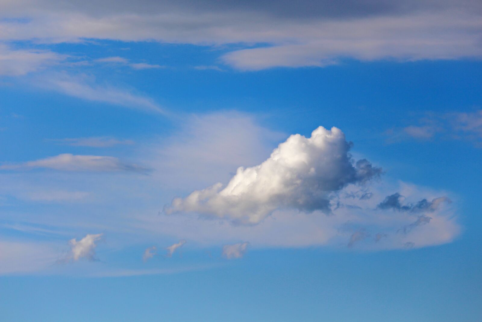 Canon EOS 700D (EOS Rebel T5i / EOS Kiss X7i) + Canon EF-S 55-250mm F4-5.6 IS STM sample photo. Blue sky, white clouds photography