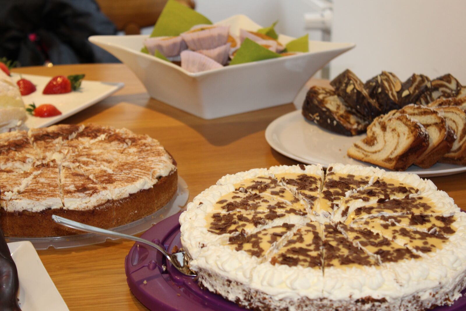 Canon EOS 1300D (EOS Rebel T6 / EOS Kiss X80) sample photo. Cake, birthday, buffet photography