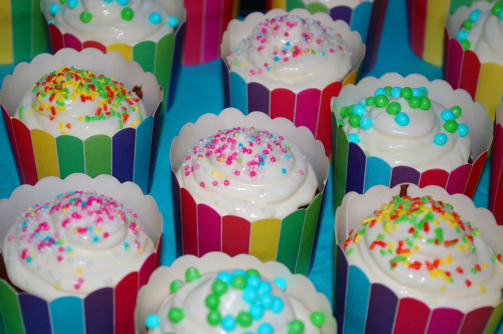 Pentax *ist DL2 sample photo. Muffins, schokomuffins, treat photography