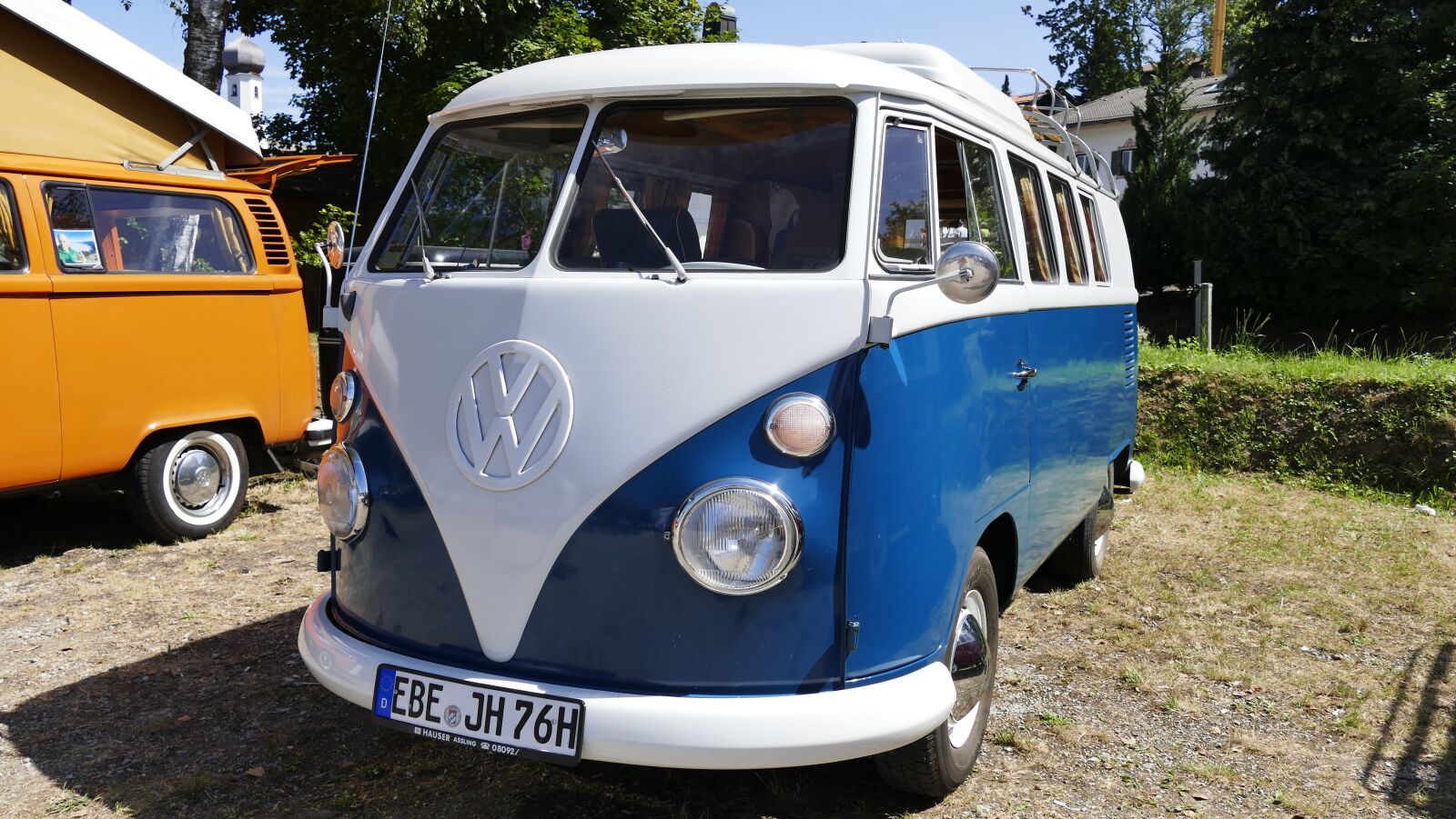 Panasonic Lumix DMC-FZ1000 sample photo. Auto, bus, volkswagen photography