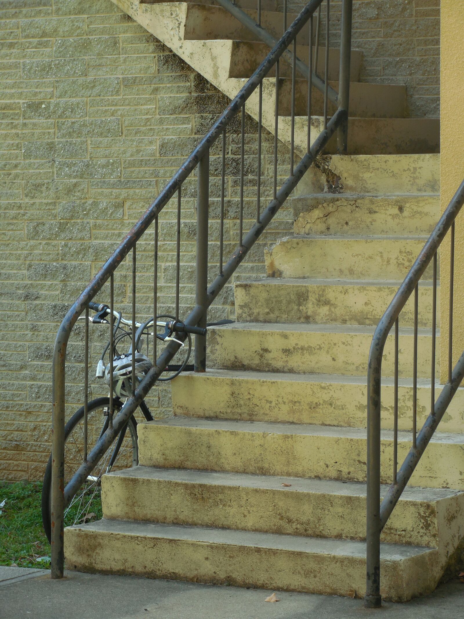 Nikon COOLPIX L620 sample photo. Bicycle, stairs, building photography