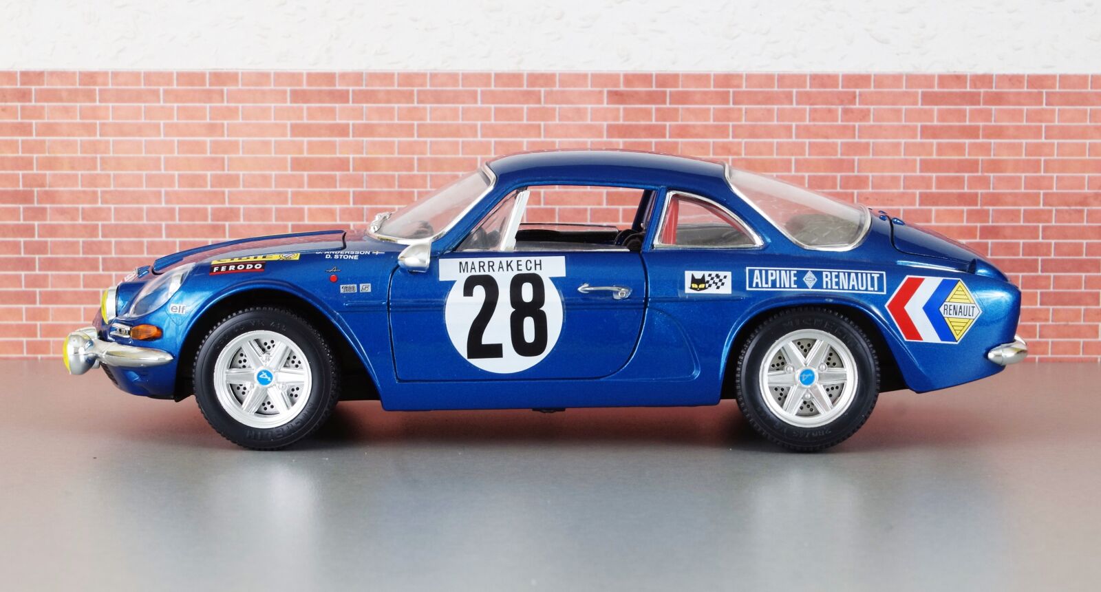 Sony DT 18-70mm F3.5-5.6 sample photo. Model car, renault, renault photography