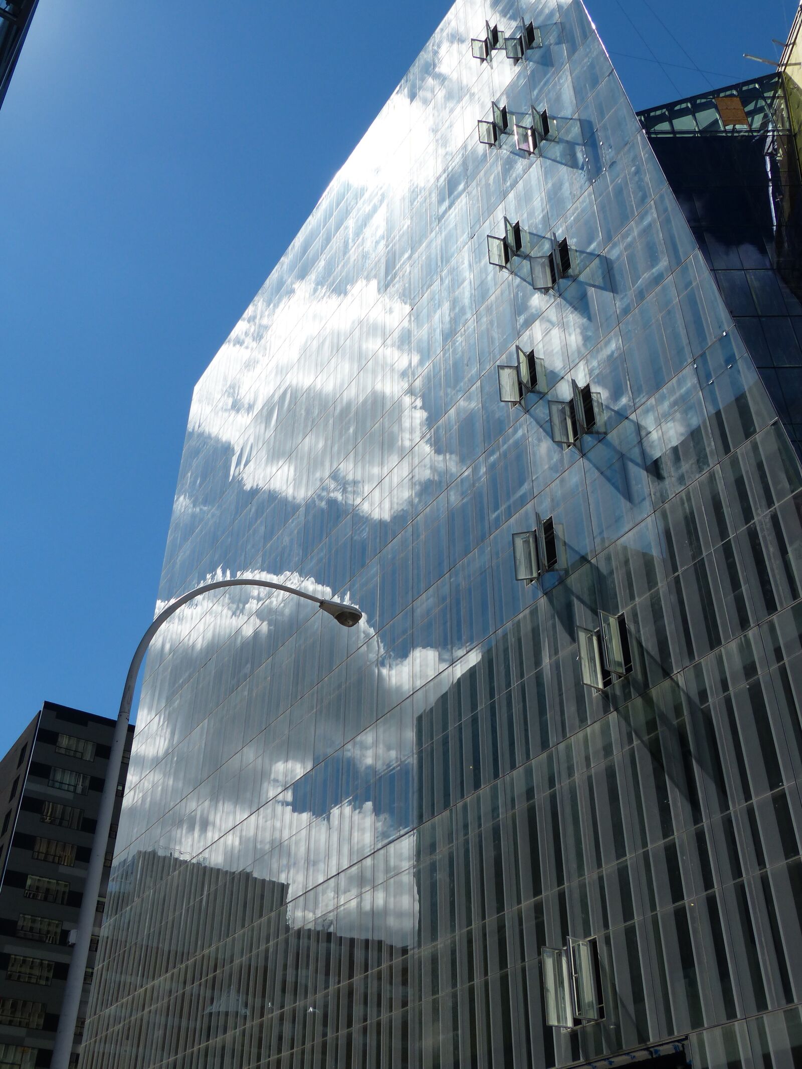 Panasonic Lumix DMC-FZ200 sample photo. Building, reflection, skyscraper photography