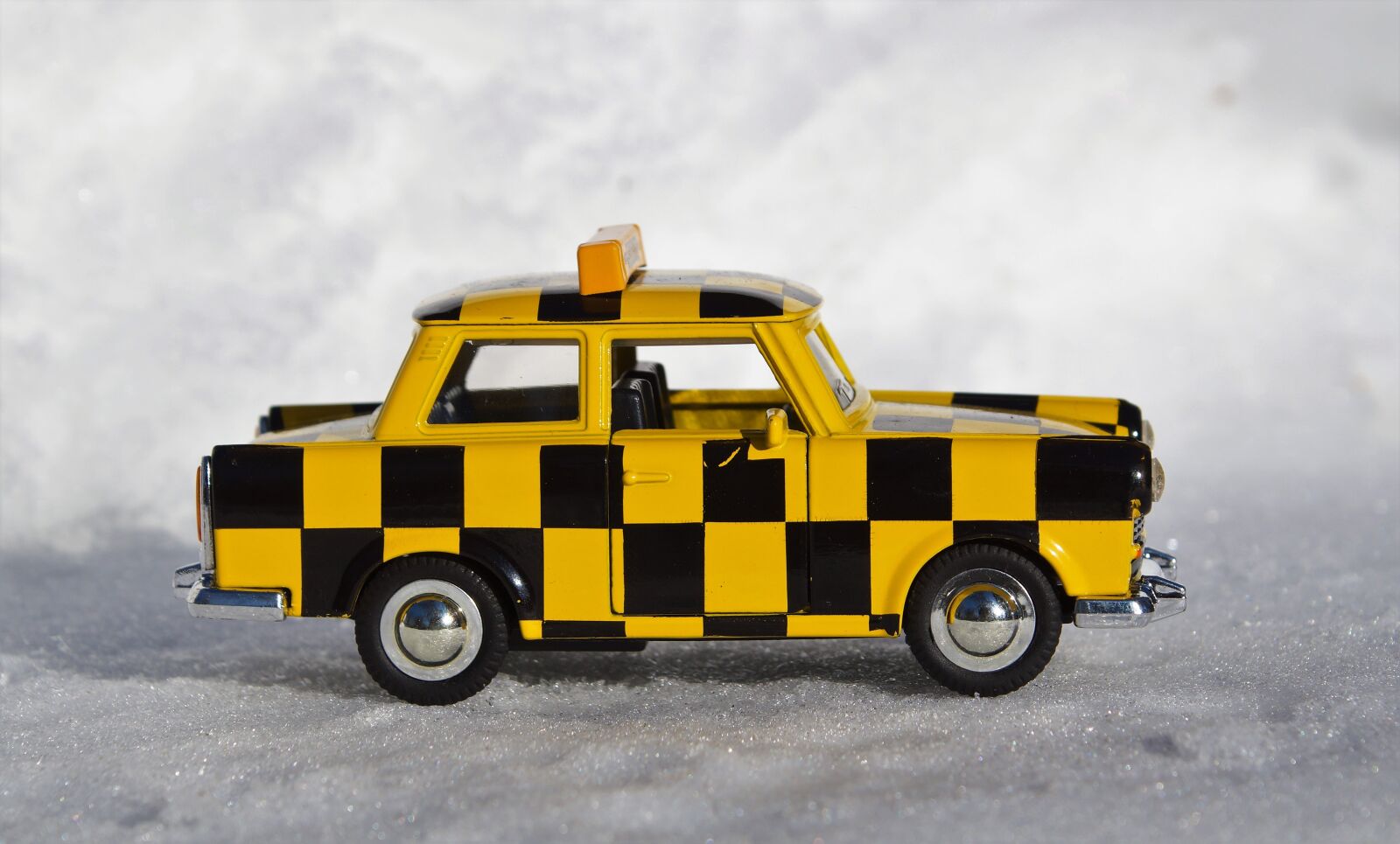 Sony DT 18-70mm F3.5-5.6 sample photo. Model car, satellite, auto photography
