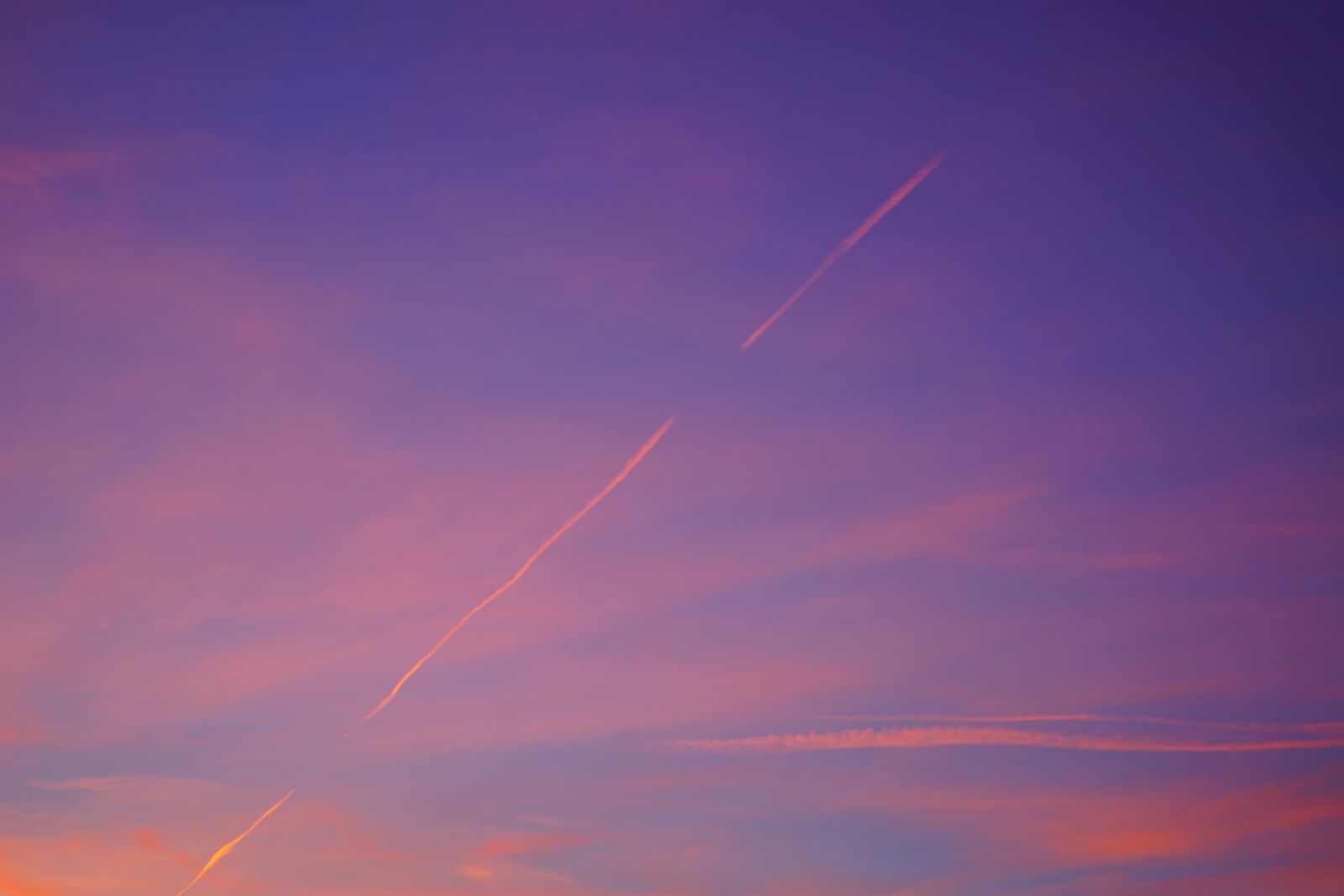Sony a7 + Sony FE 28-70mm F3.5-5.6 OSS sample photo. Contrail, sky, pastellfarben photography
