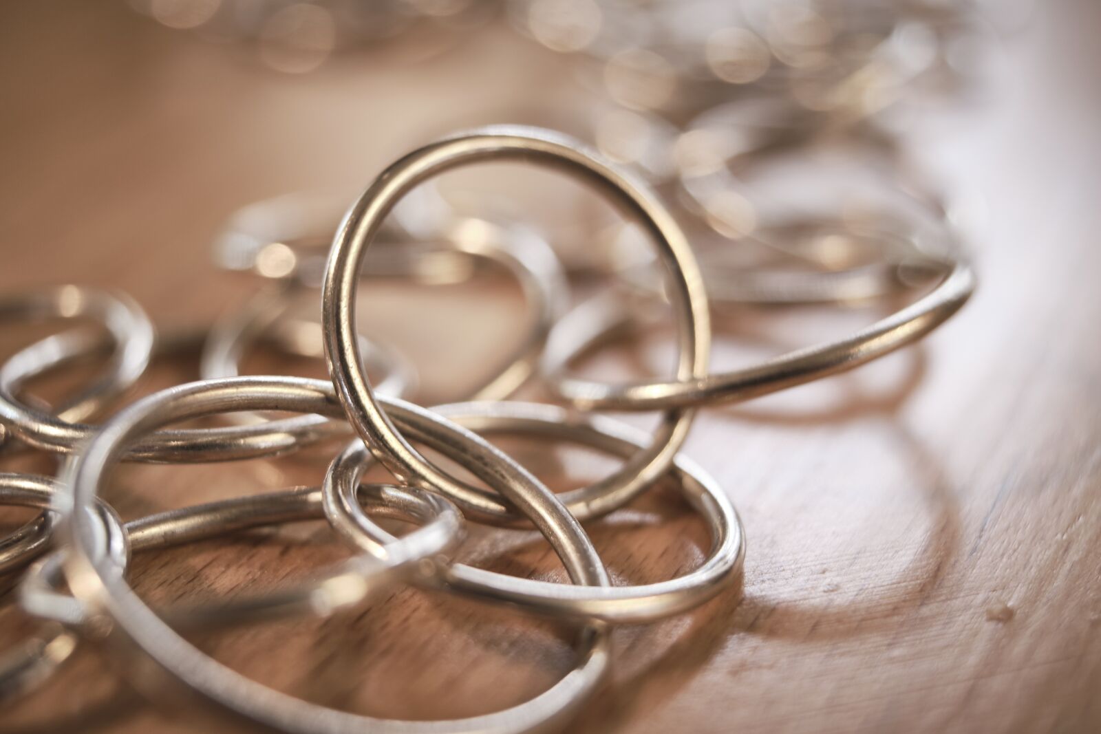 Fujifilm XF 18-55mm F2.8-4 R LM OIS sample photo. Chain, jewellery, connection photography