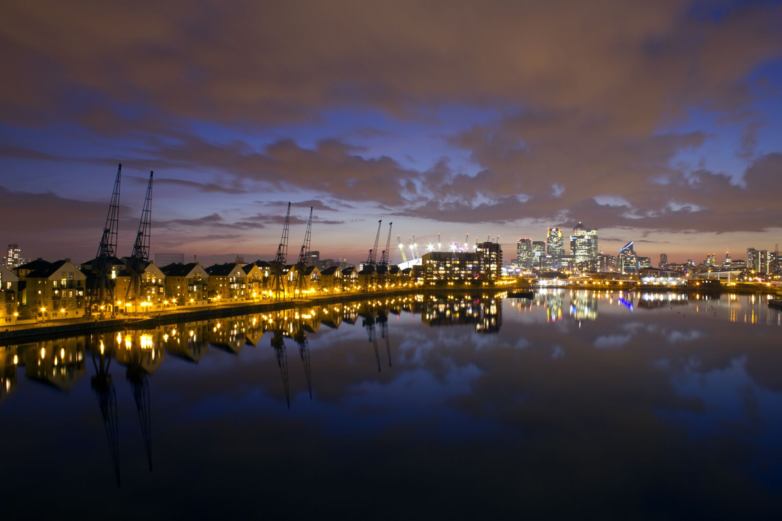 Canon EOS 550D (EOS Rebel T2i / EOS Kiss X4) + Canon EF-S 18-55mm F3.5-5.6 IS sample photo. Docklands, london, city photography