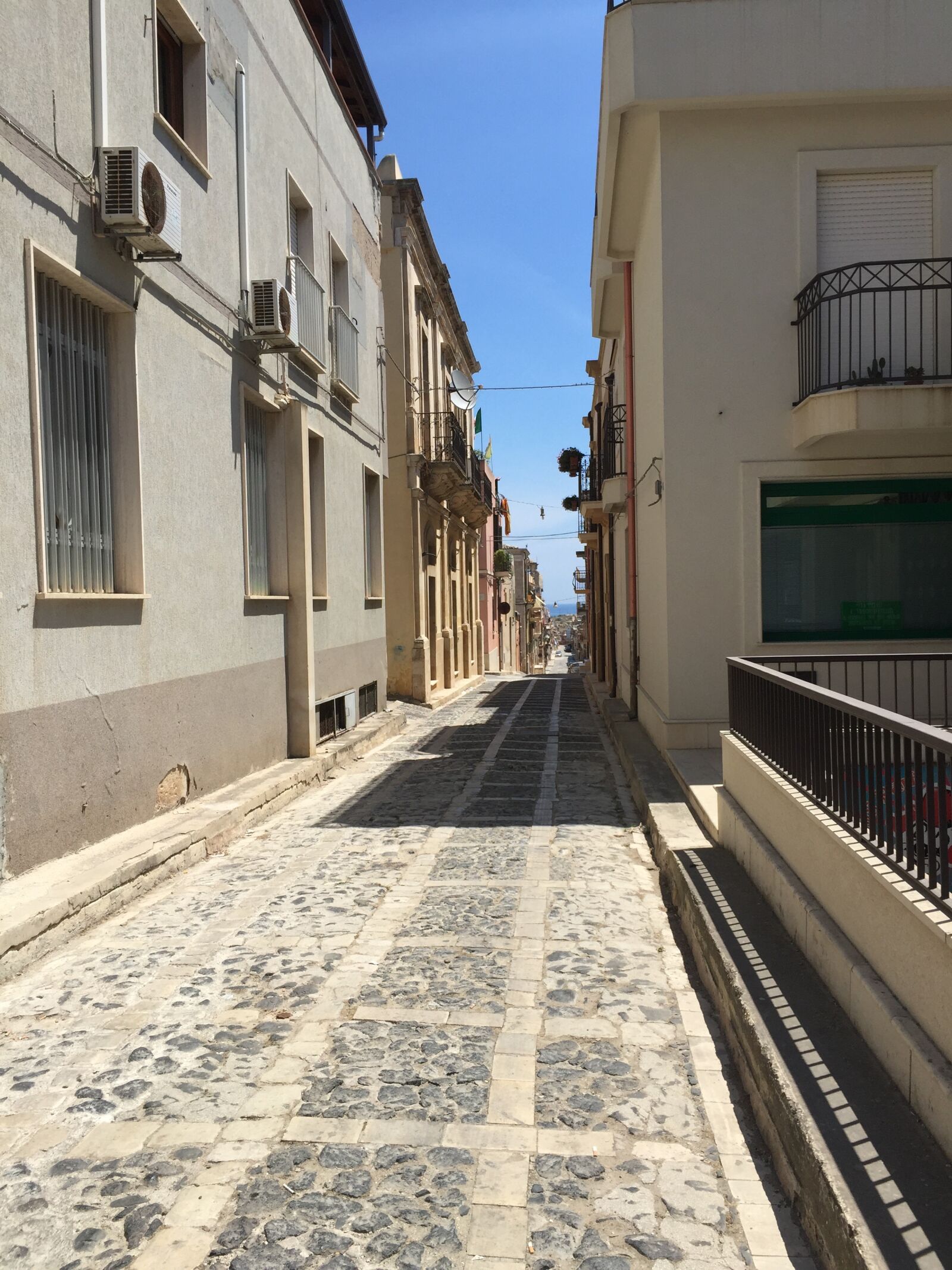 iPhone 6 Plus back camera 4.15mm f/2.2 sample photo. Pachino, sicily, viale photography