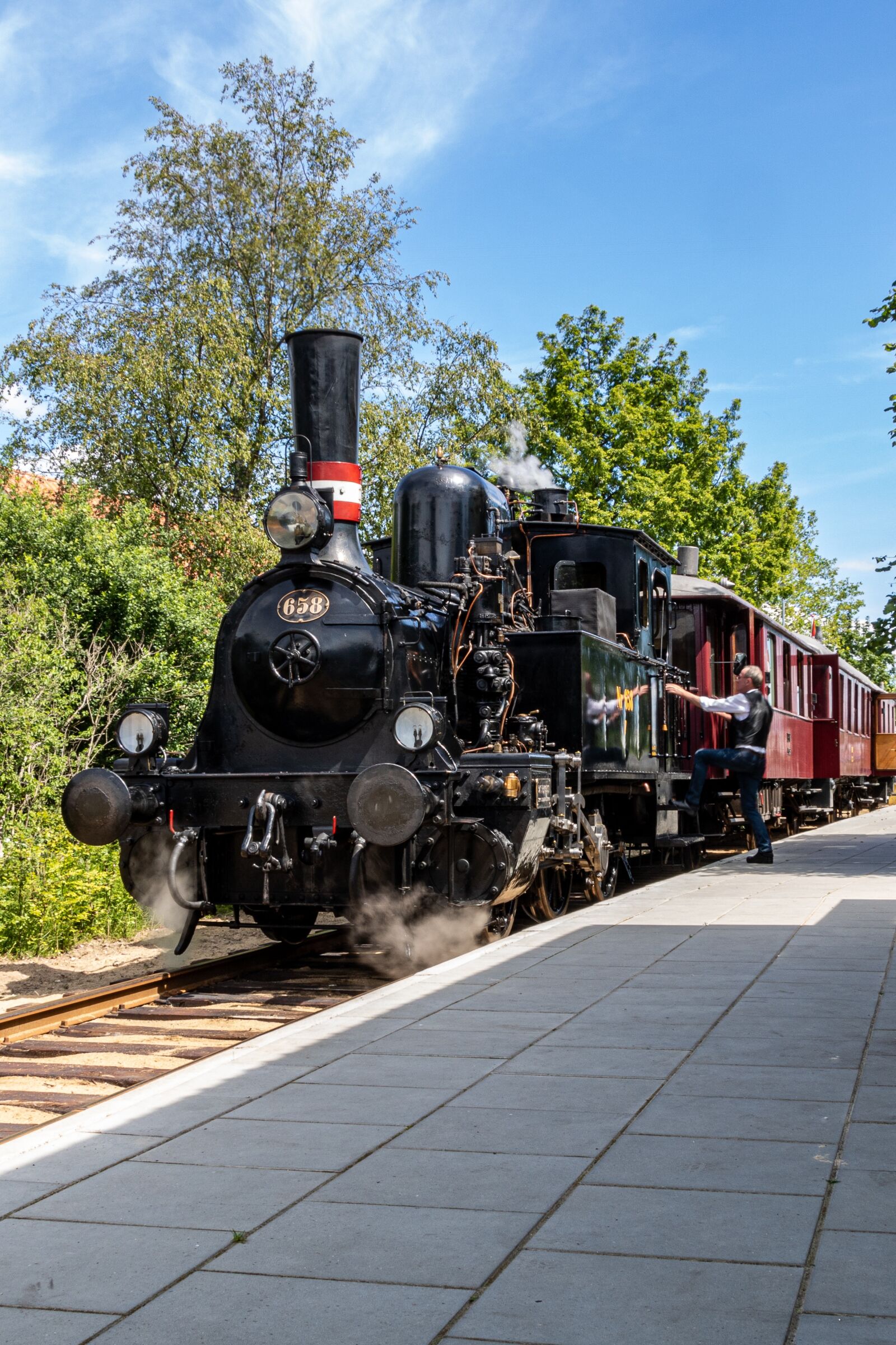 Canon EOS 750D (EOS Rebel T6i / EOS Kiss X8i) + Canon TS-E 90mm F2.8 Tilt-Shift sample photo. Locomotive, steam, train photography