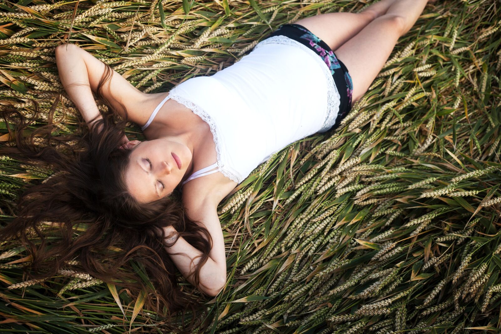 Маша лежит на траве. Общее фото лежа. Девушка лежит на салатовом матрасе. Кузя лежит на траве.