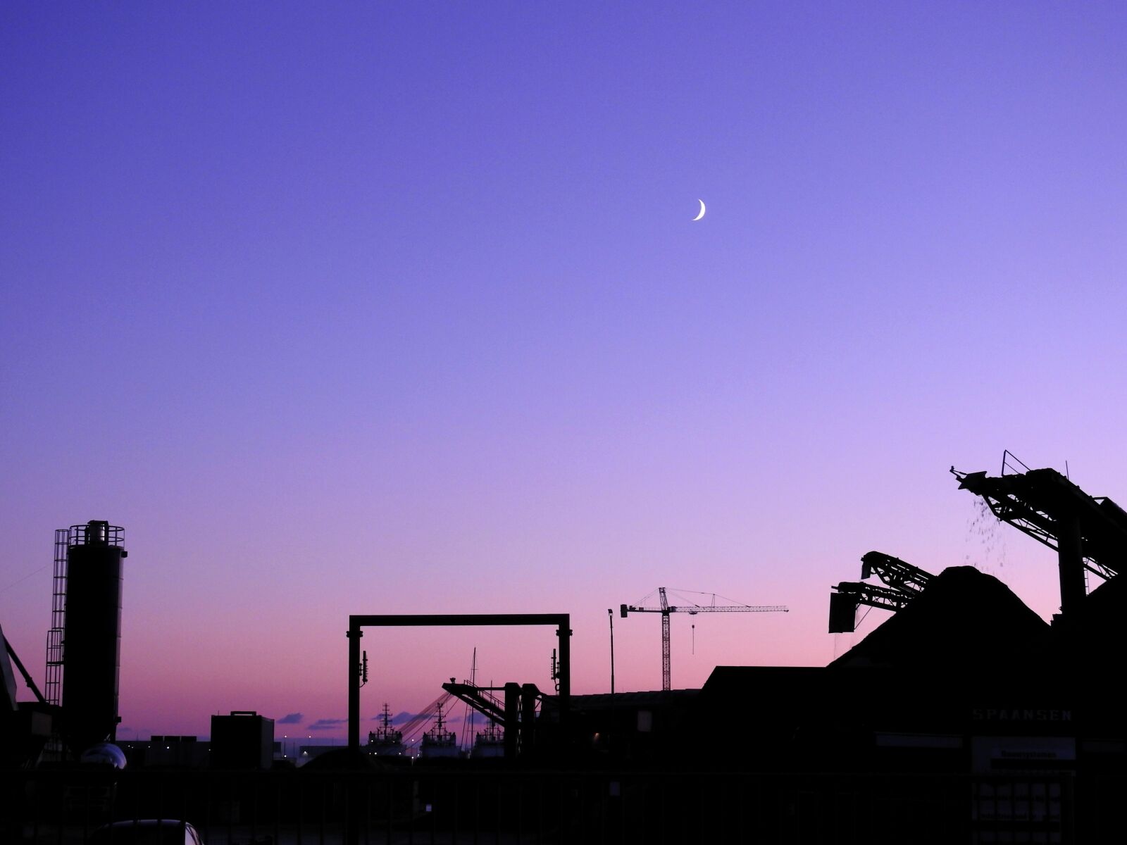 Nikon Coolpix P900 sample photo. Moon, silhouette, atmosphere photography