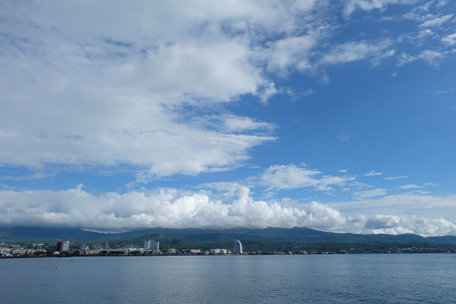 Fujifilm X-A2 + Fujifilm XC 16-50mm F3.5-5.6 OIS II sample photo. Sky, sea, port photography