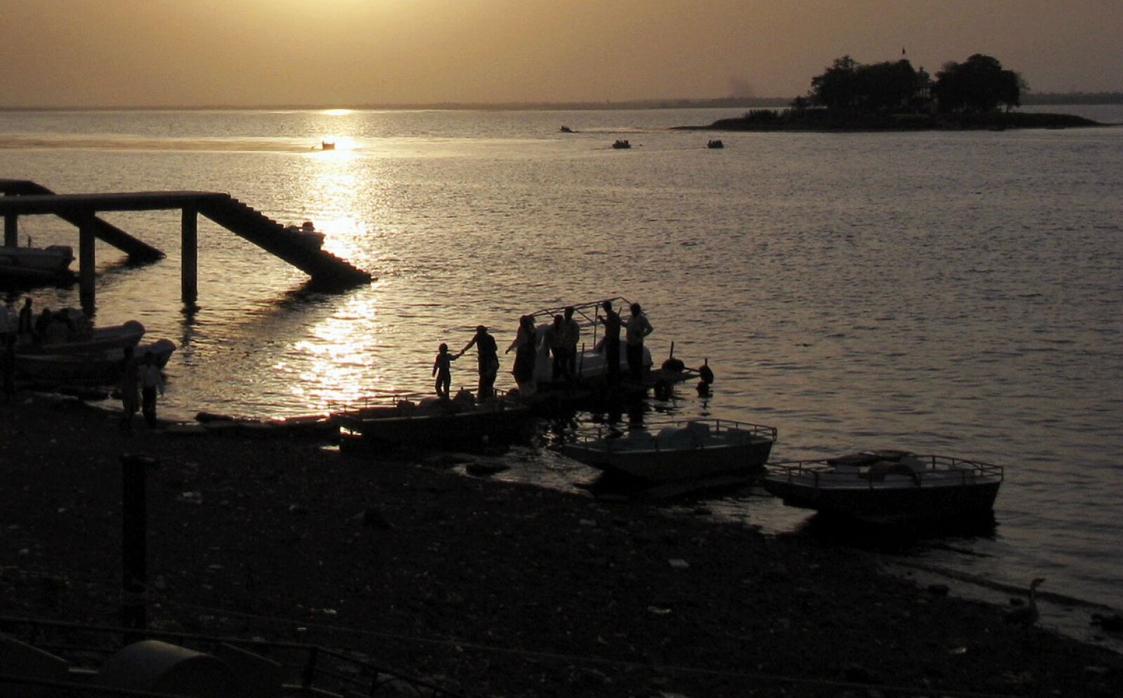 Canon POWERSHOT SX100 IS sample photo. Lake, boat, sunset photography