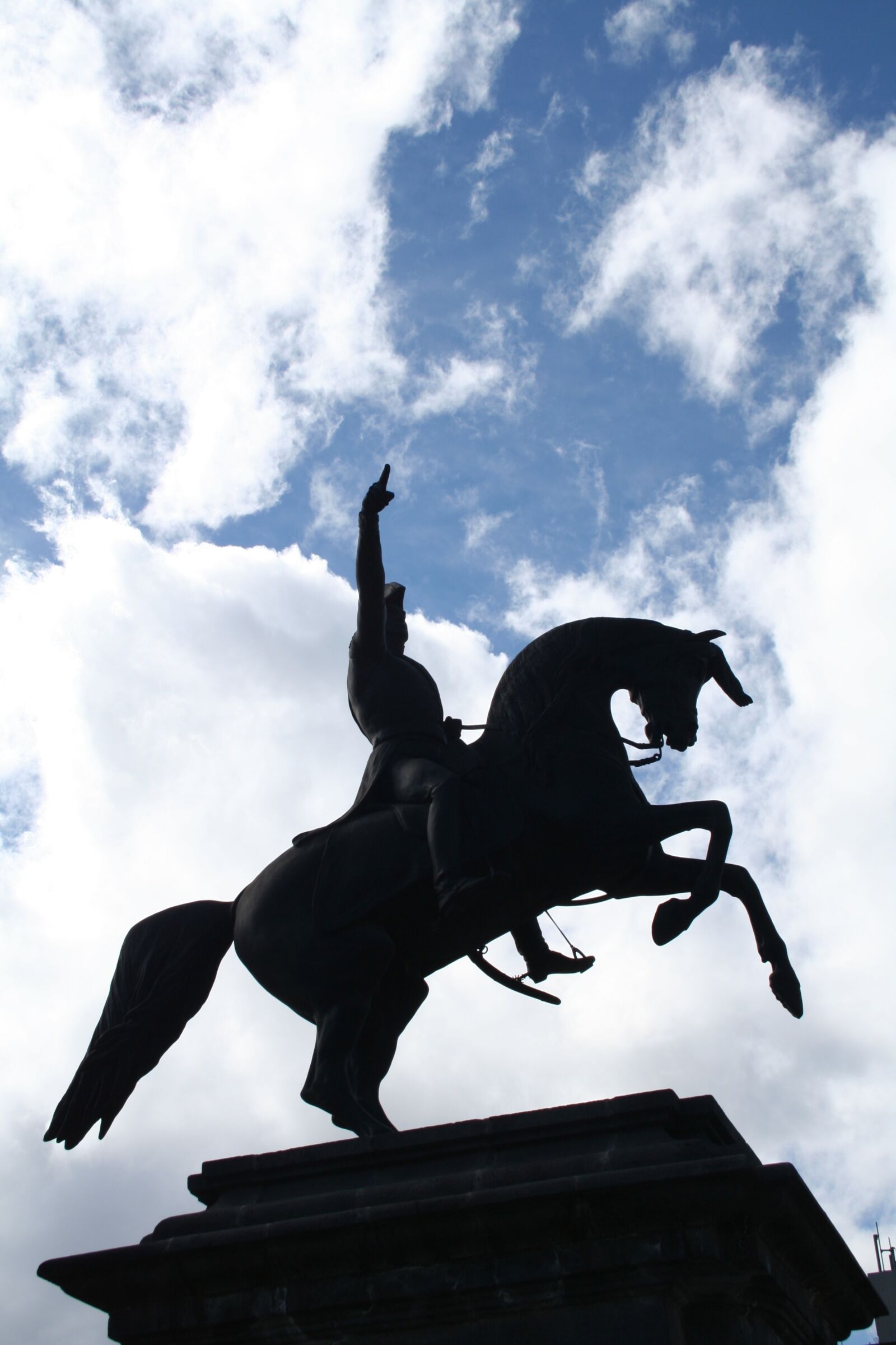 Canon EOS 350D (EOS Digital Rebel XT / EOS Kiss Digital N) sample photo. Rome, statue, horse photography
