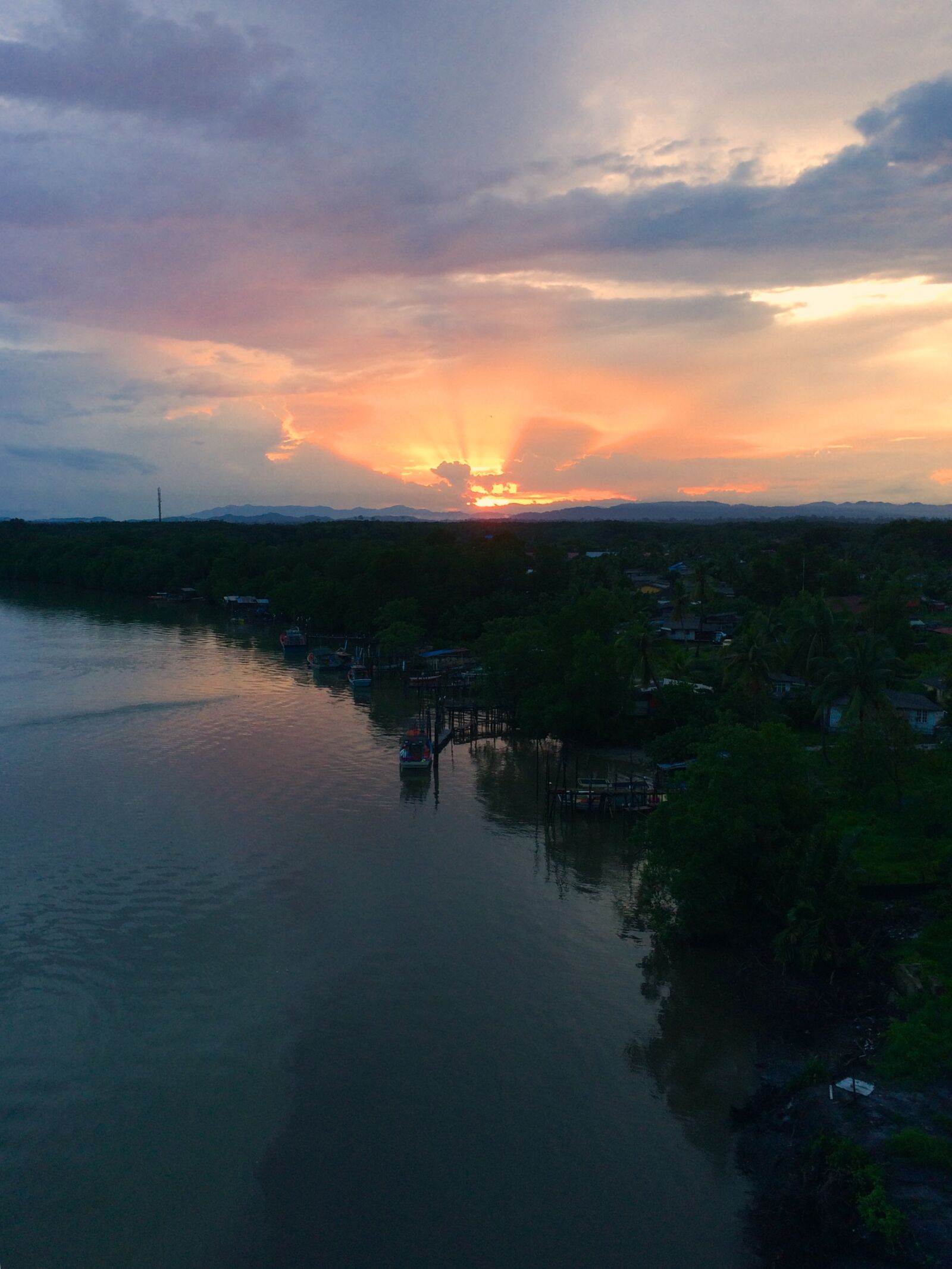 iPhone 5s back camera 4.15mm f/2.2 sample photo. Clouds, dawn, evening, lake photography