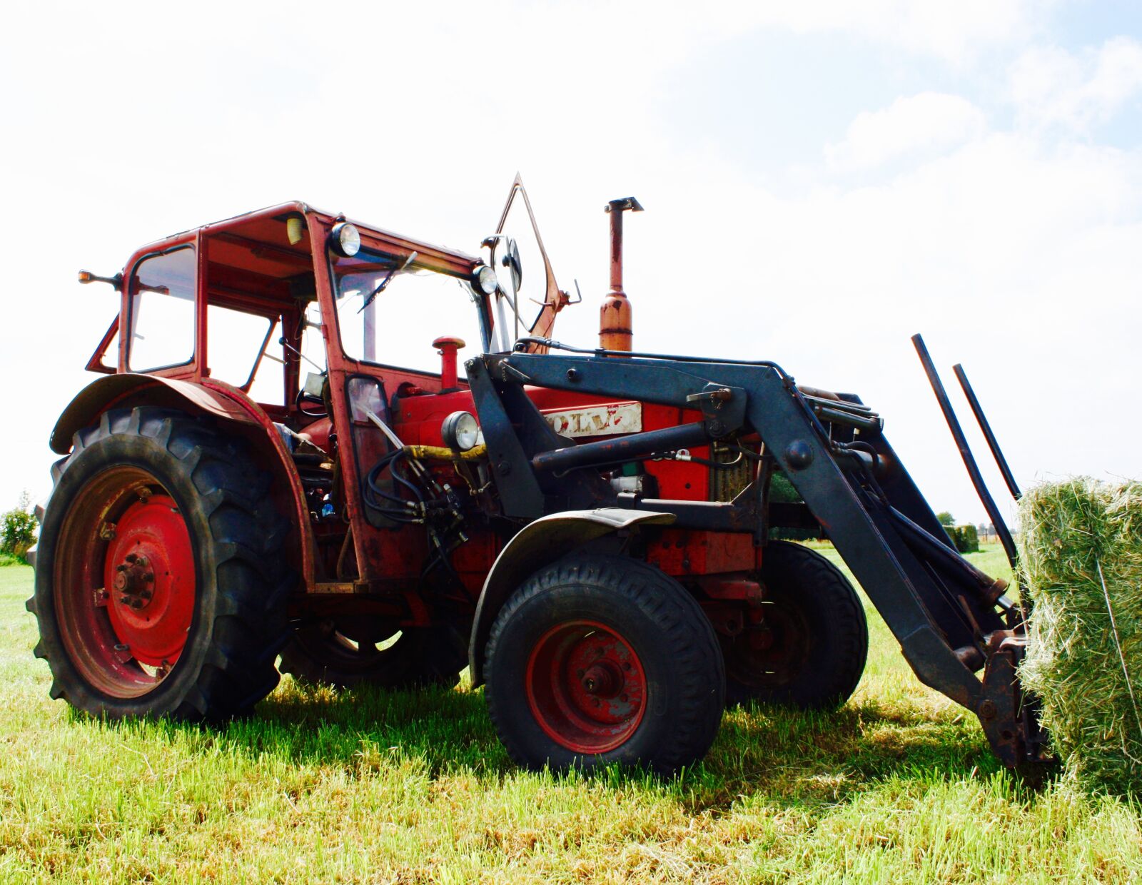 Canon EOS 450D (EOS Rebel XSi / EOS Kiss X2) sample photo. Tractor, red, summer photography