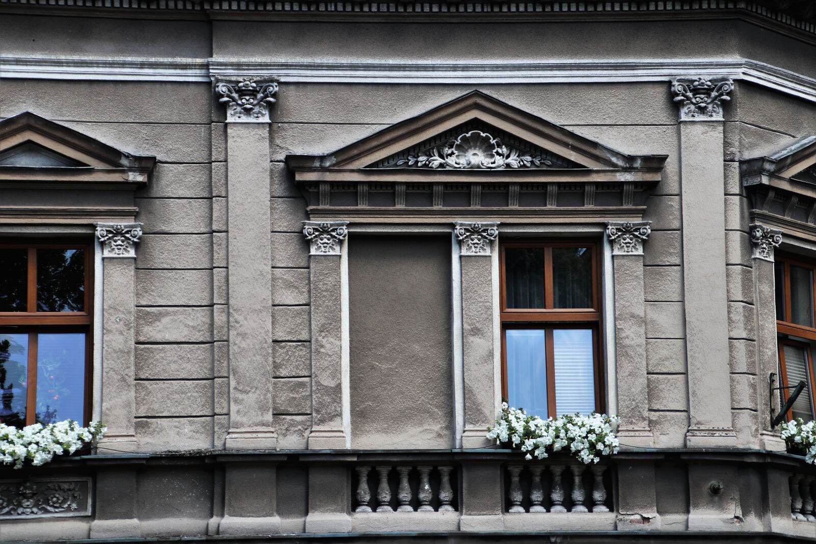Canon EOS 80D sample photo. Old house, window, facade photography