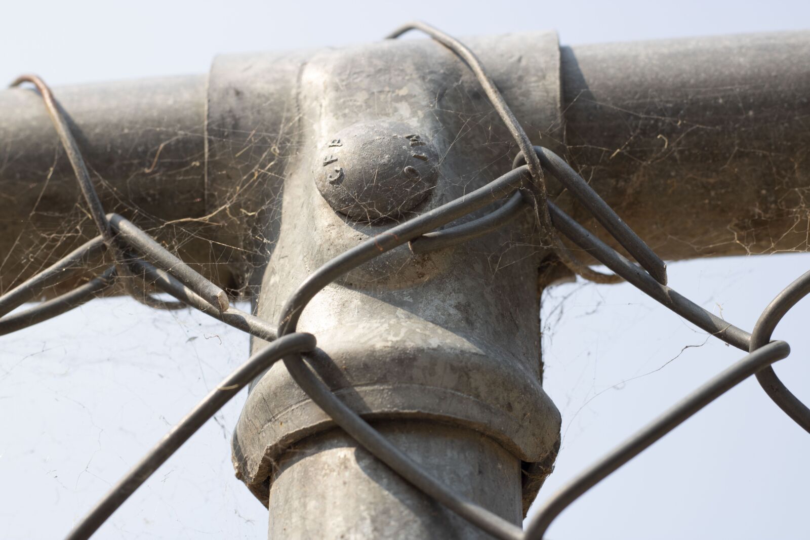 Canon EOS 750D (EOS Rebel T6i / EOS Kiss X8i) sample photo. Fence, wire, grey photography