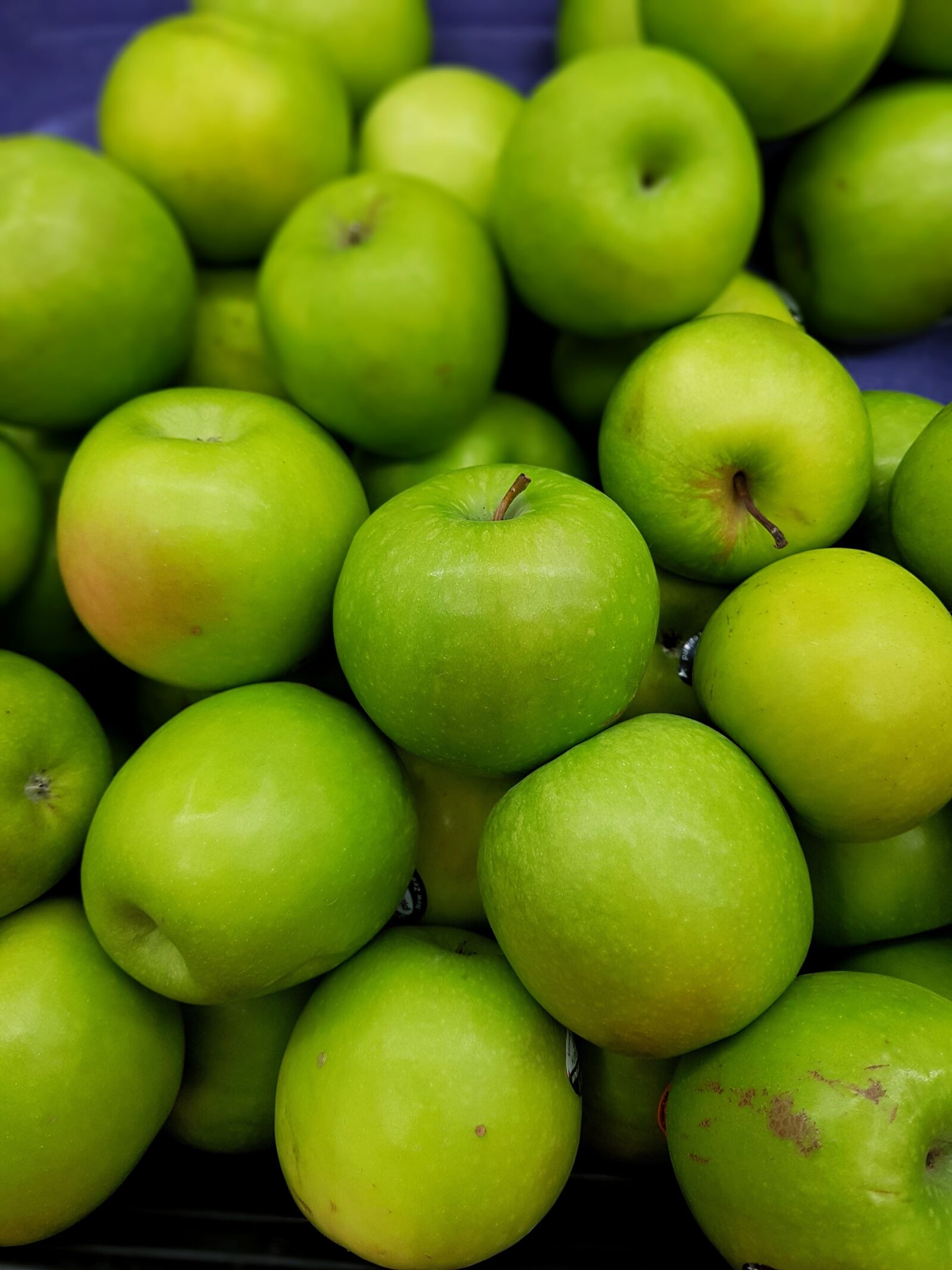 Samsung Galaxy S8+ sample photo. Green apple, chhouknet, com photography