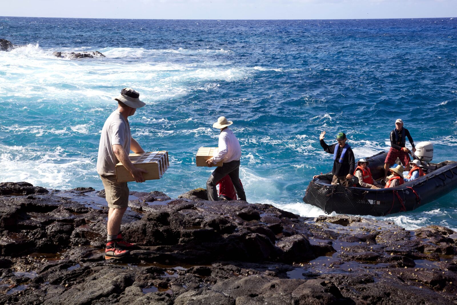 Canon EOS 5D Mark II sample photo. Unload, boat, shore, expedition photography