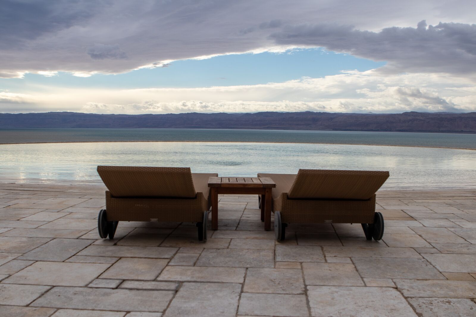 Canon EOS 200D (EOS Rebel SL2 / EOS Kiss X9) sample photo. Infinity, pool, ocean photography
