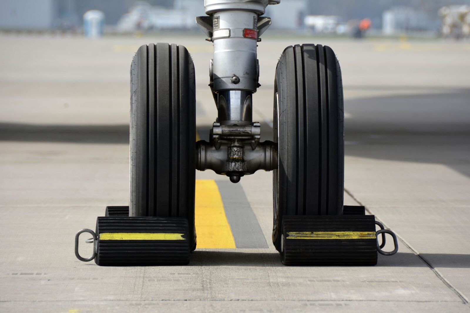 Nikon D7100 sample photo. Chassis, nosewheel, wheels photography