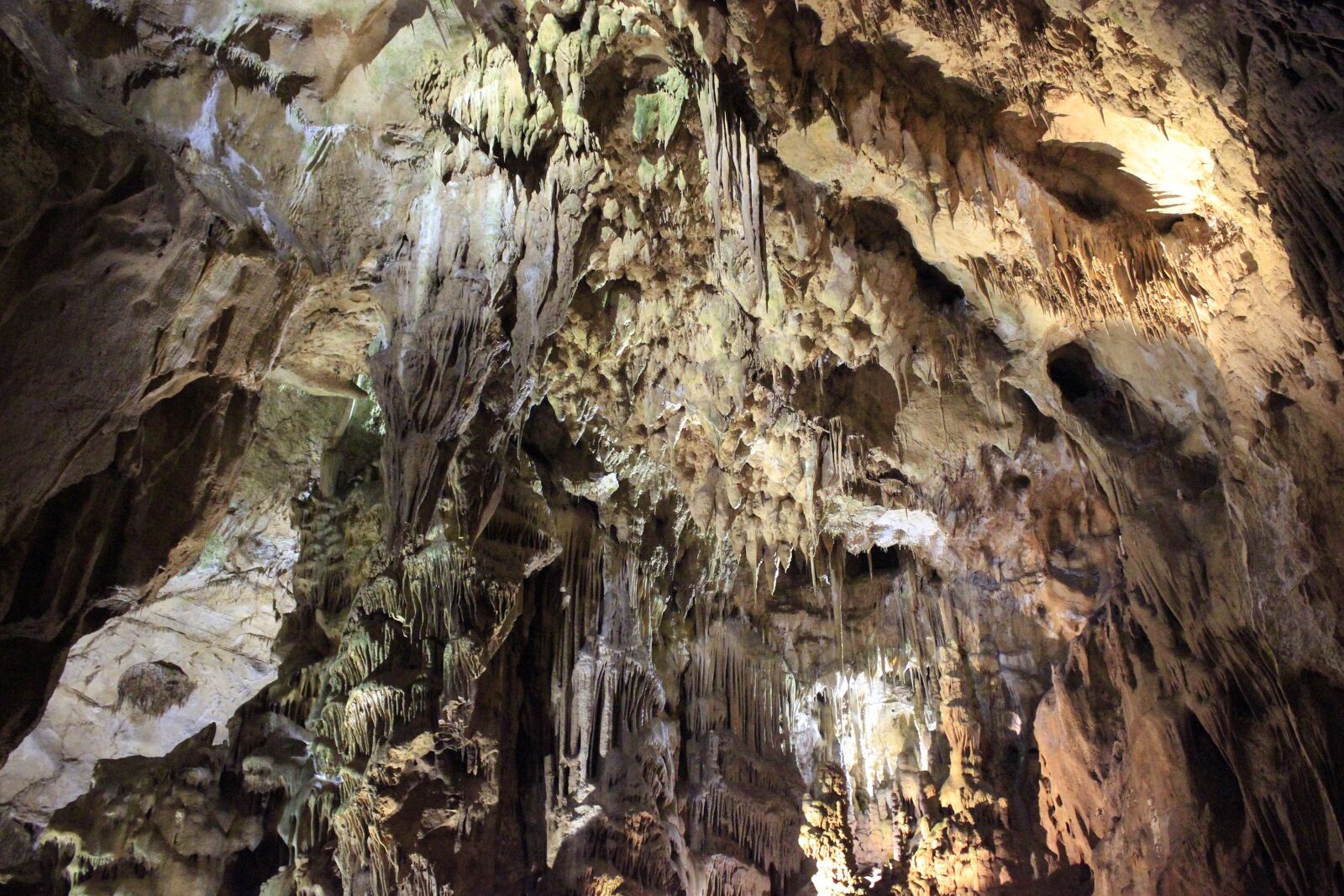 Canon EOS 550D (EOS Rebel T2i / EOS Kiss X4) sample photo. Cave, creepy, ancient photography