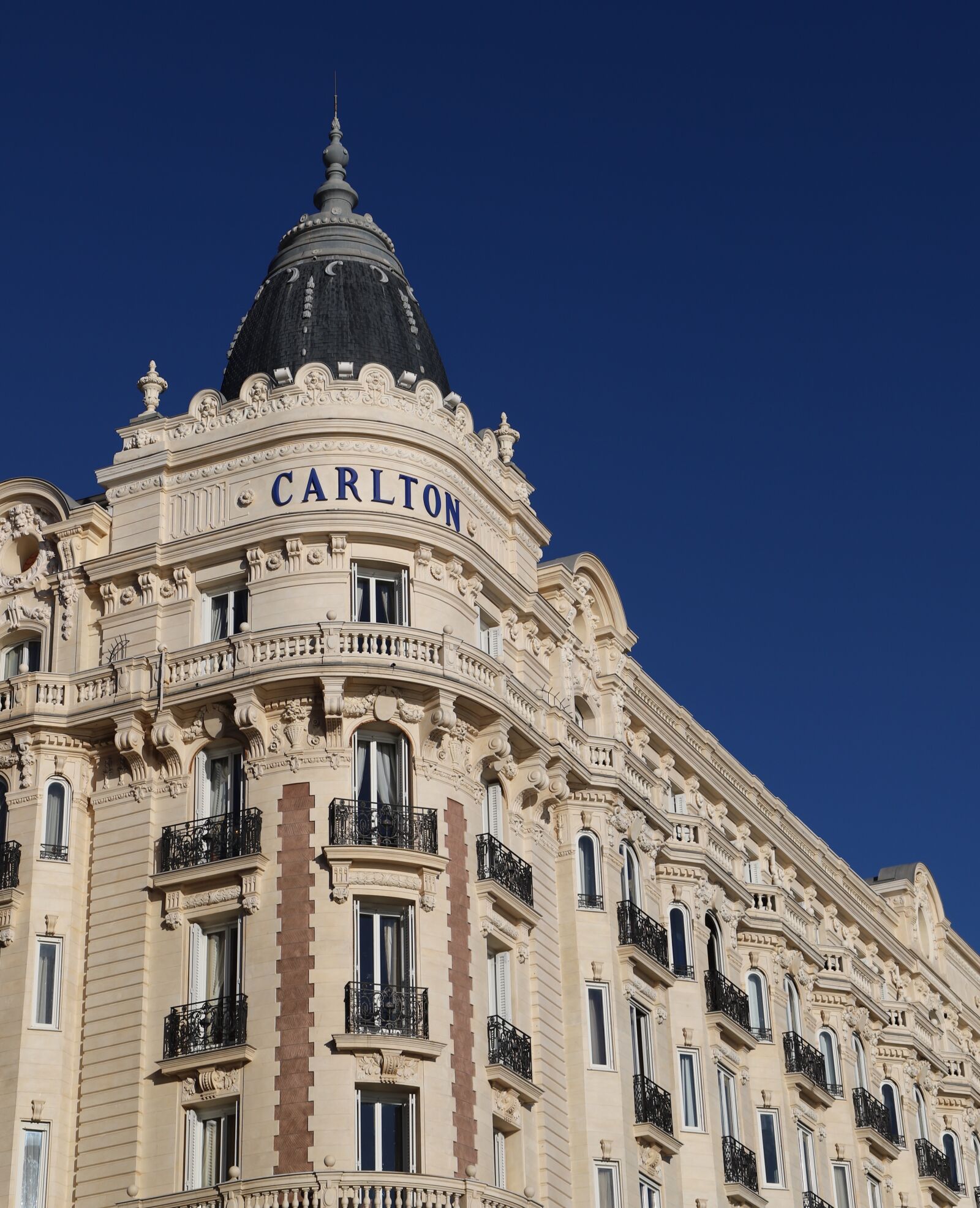 Canon EOS 6D Mark II sample photo. Architecture, facade, city photography