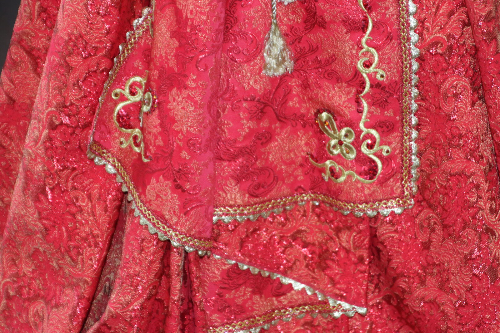 Canon EOS 7D Mark II sample photo. Clothes, fabric, gold, gown photography