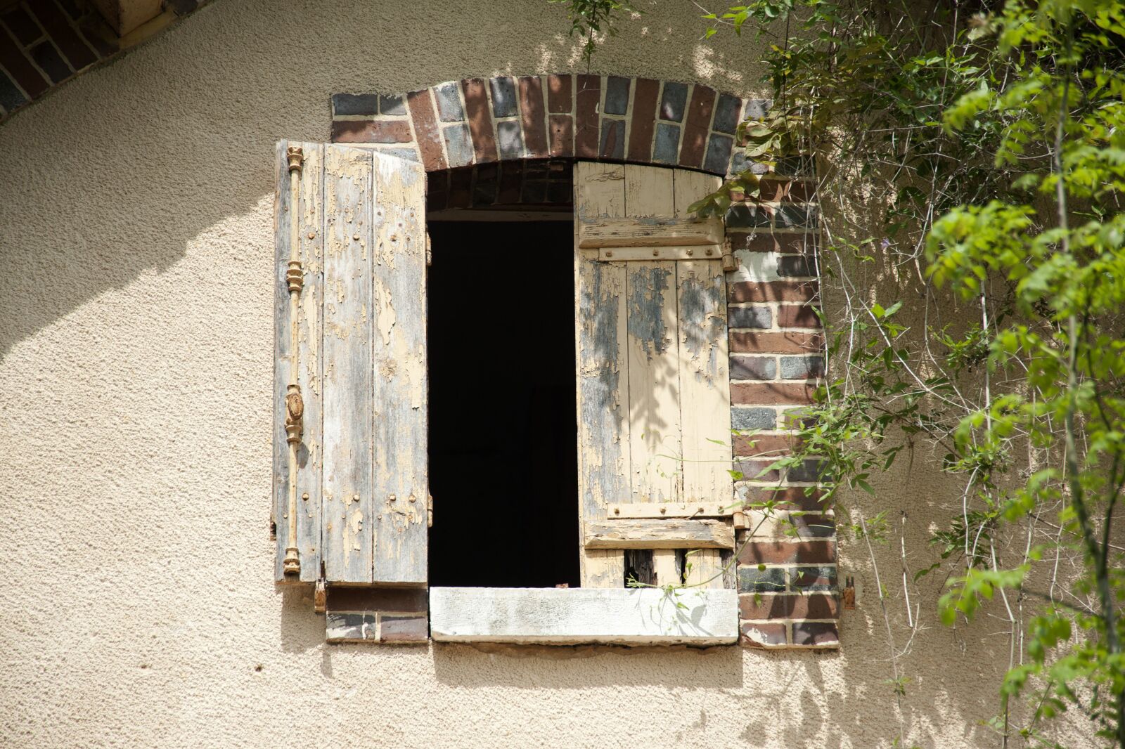 Nikon D700 sample photo. Window, shutters, house photography