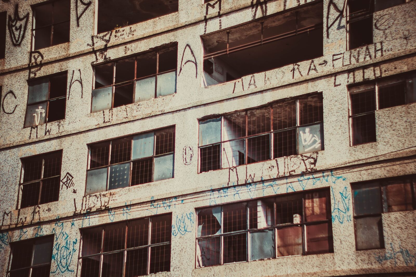 Canon EOS 750D (EOS Rebel T6i / EOS Kiss X8i) sample photo. Windows, abandoned, window photography