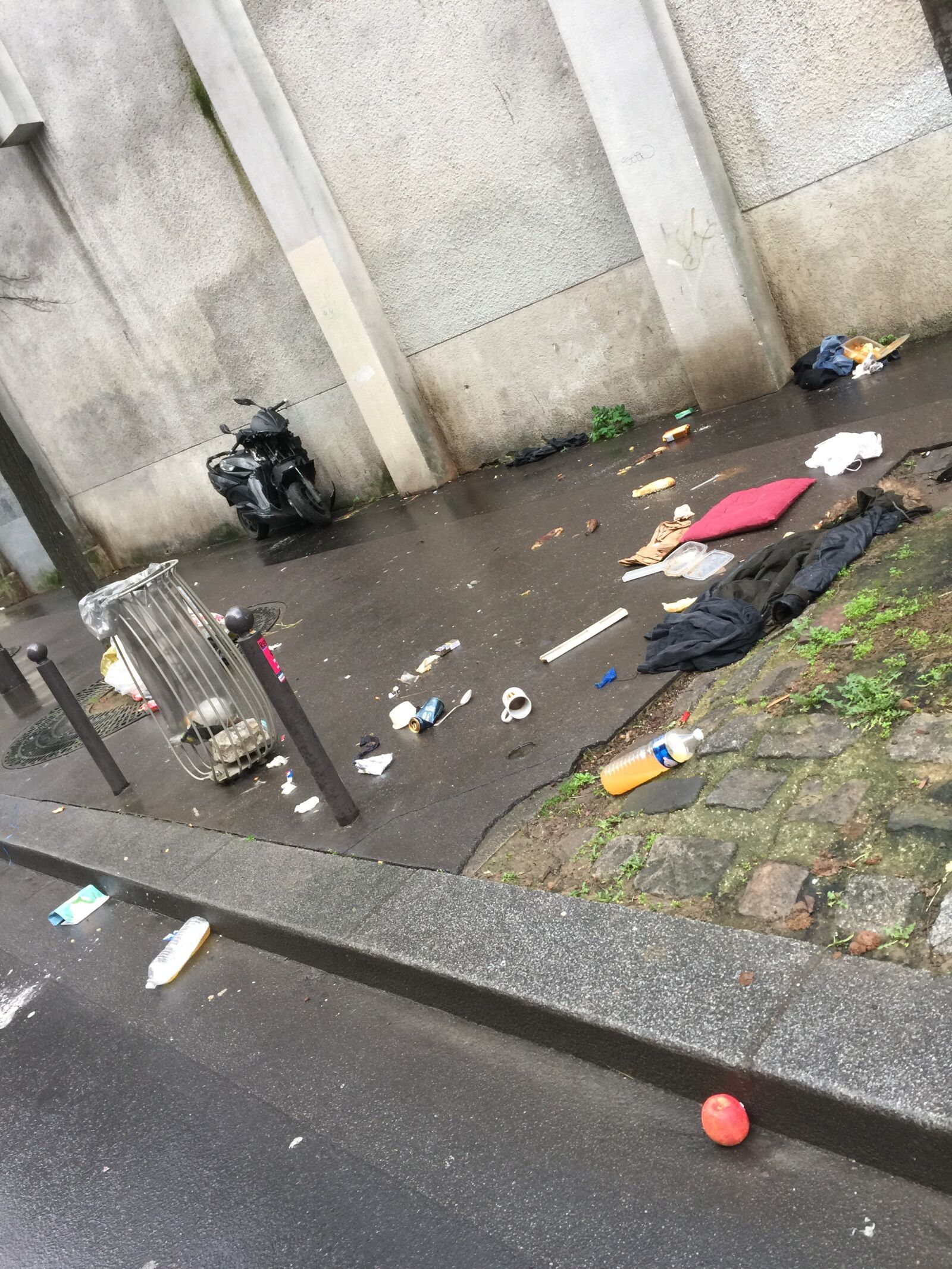 iPhone 6 Plus back camera 4.15mm f/2.2 sample photo. Paris, dirty, street photography