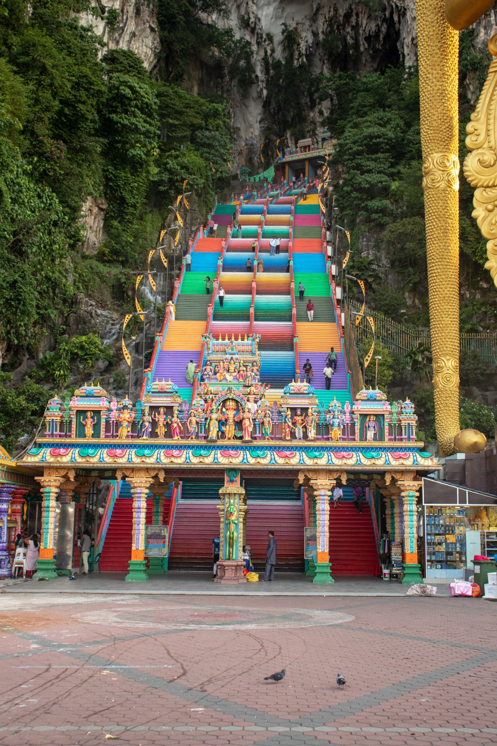 Canon EOS 200D (EOS Rebel SL2 / EOS Kiss X9) sample photo. Batu caves, steps, color photography