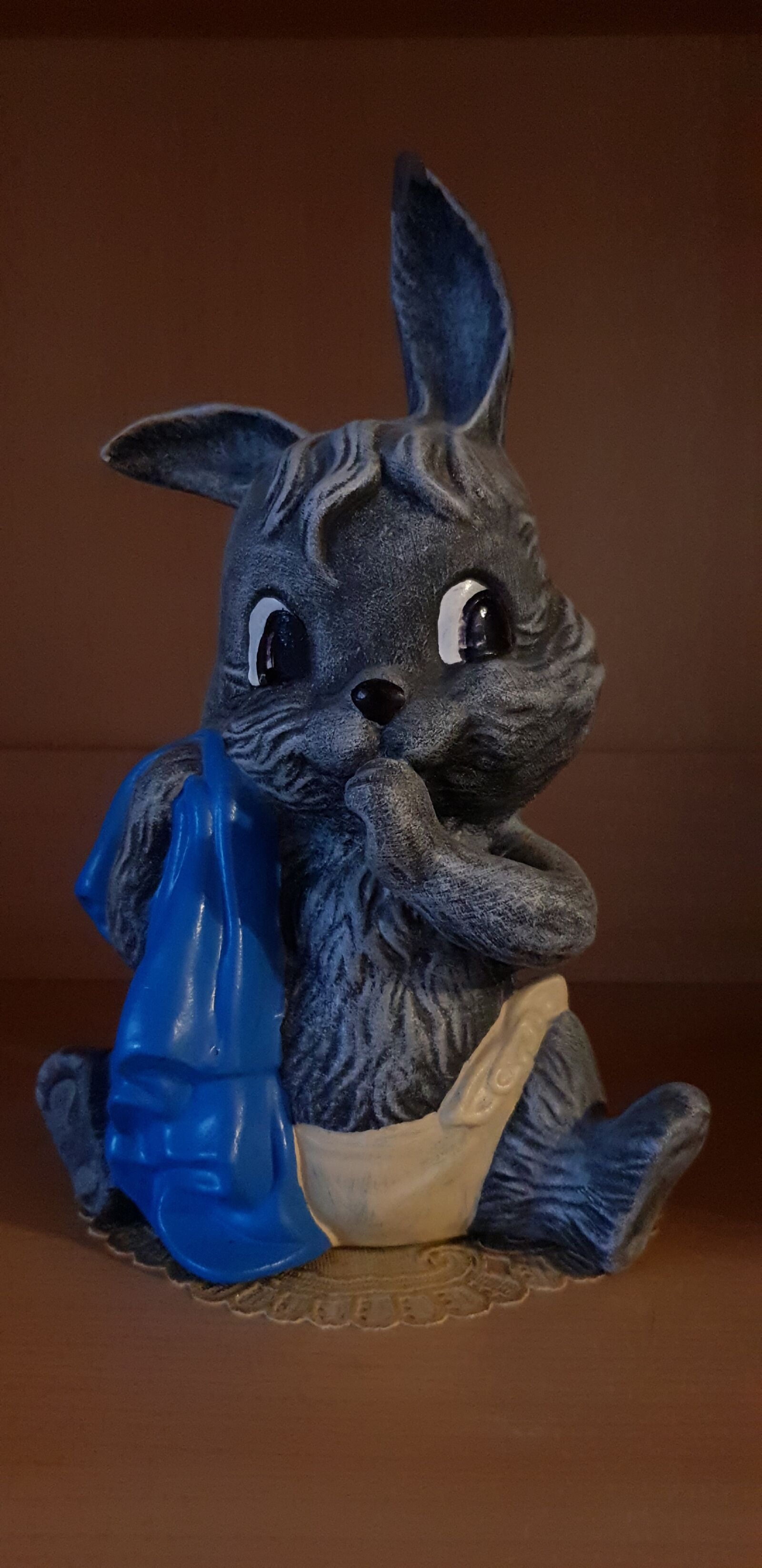 Samsung Galaxy S9 sample photo. Ceramic figures, hare, blanket photography