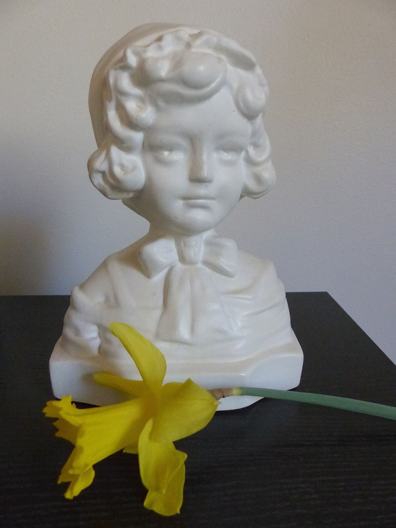 Panasonic Lumix DMC-FZ200 sample photo. Bust, girl, sculpture photography