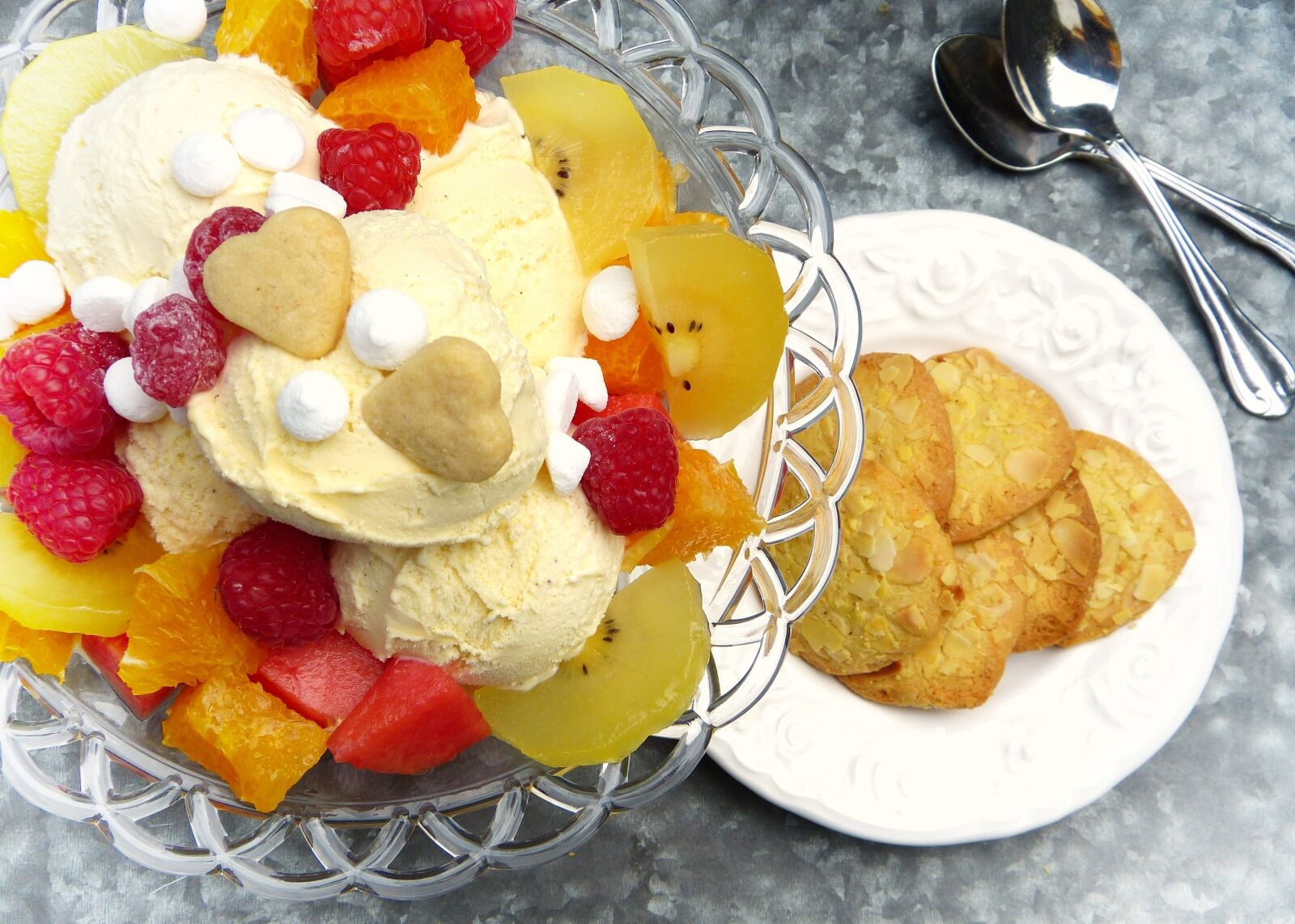 Panasonic Lumix DMC-FZ150 sample photo. Ice cream sundae, ice photography