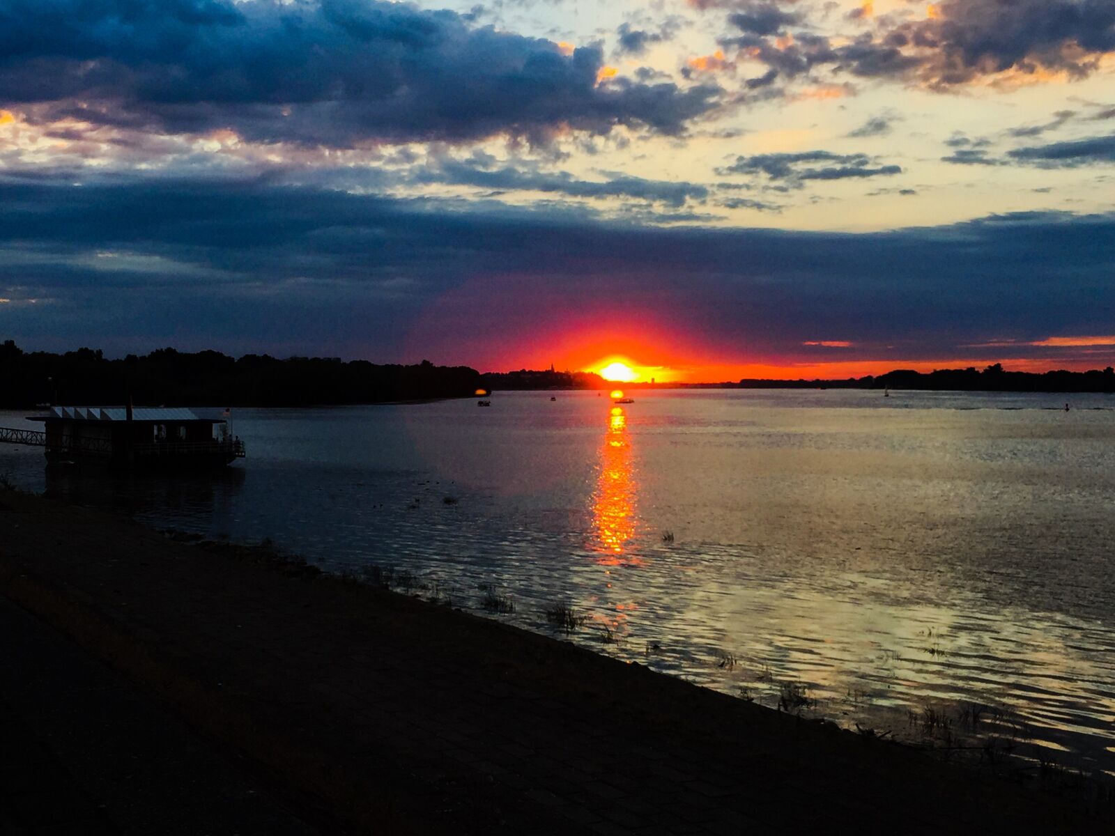 iPhone 6 Plus back camera 4.15mm f/2.2 sample photo. Sunset, river, landscape photography