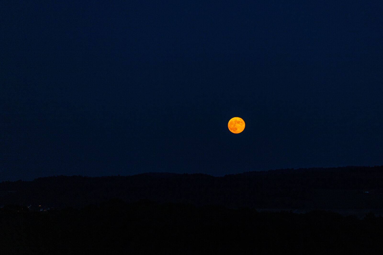 Canon EOS 6D Mark II sample photo. Moon, night, red photography