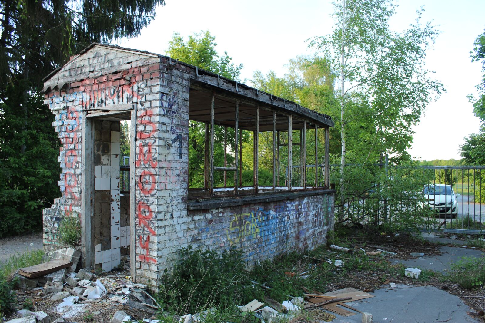 Canon EOS 4000D (EOS Rebel T100 / EOS 3000D) sample photo. Lost place, damaged, guardhouse photography