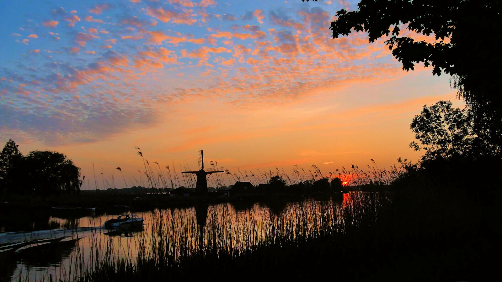 Panasonic Lumix DMC-G85 (Lumix DMC-G80) sample photo. Mill, sunset, red photography