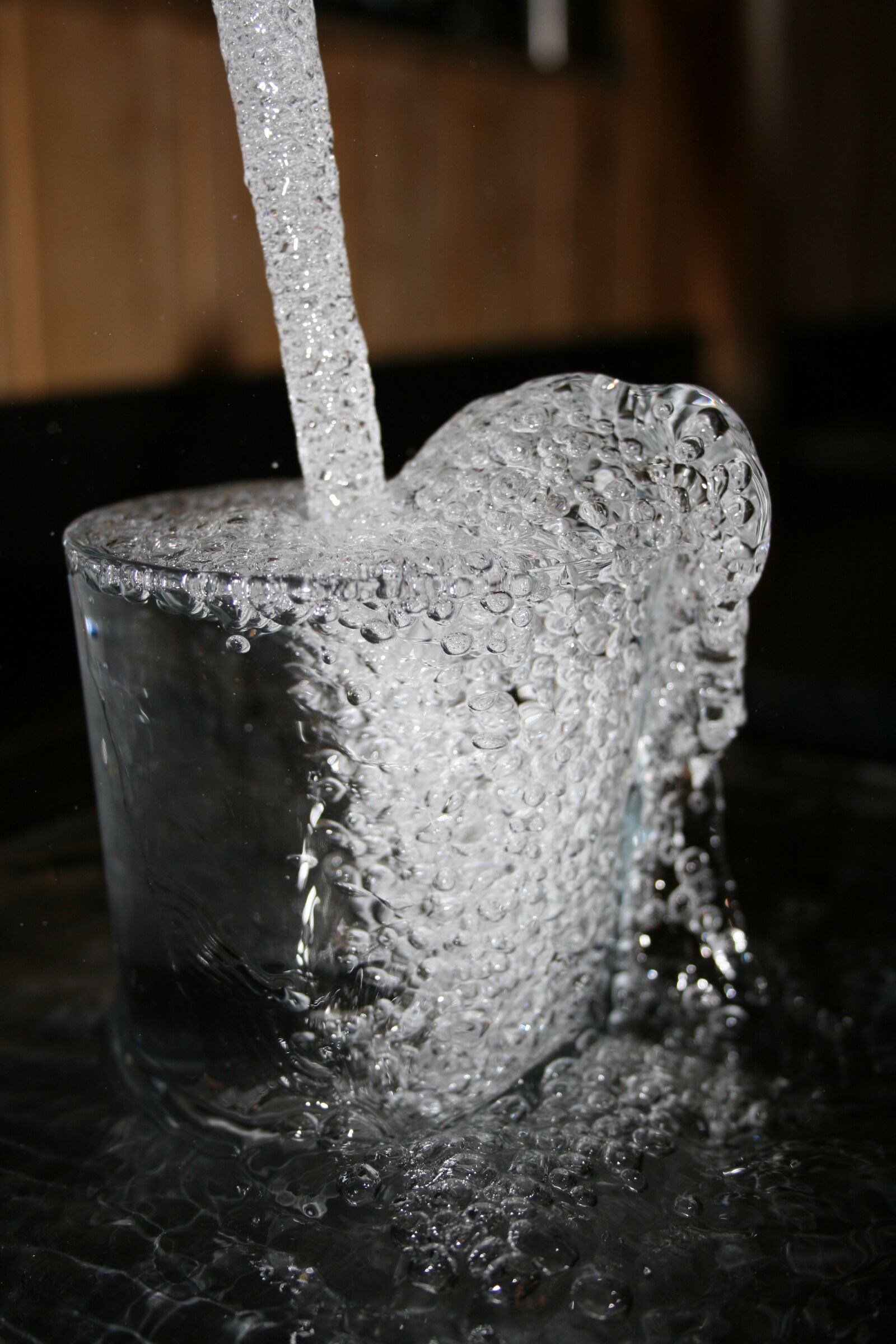 Canon EOS 400D (EOS Digital Rebel XTi / EOS Kiss Digital X) sample photo. Wet, cold, drink photography
