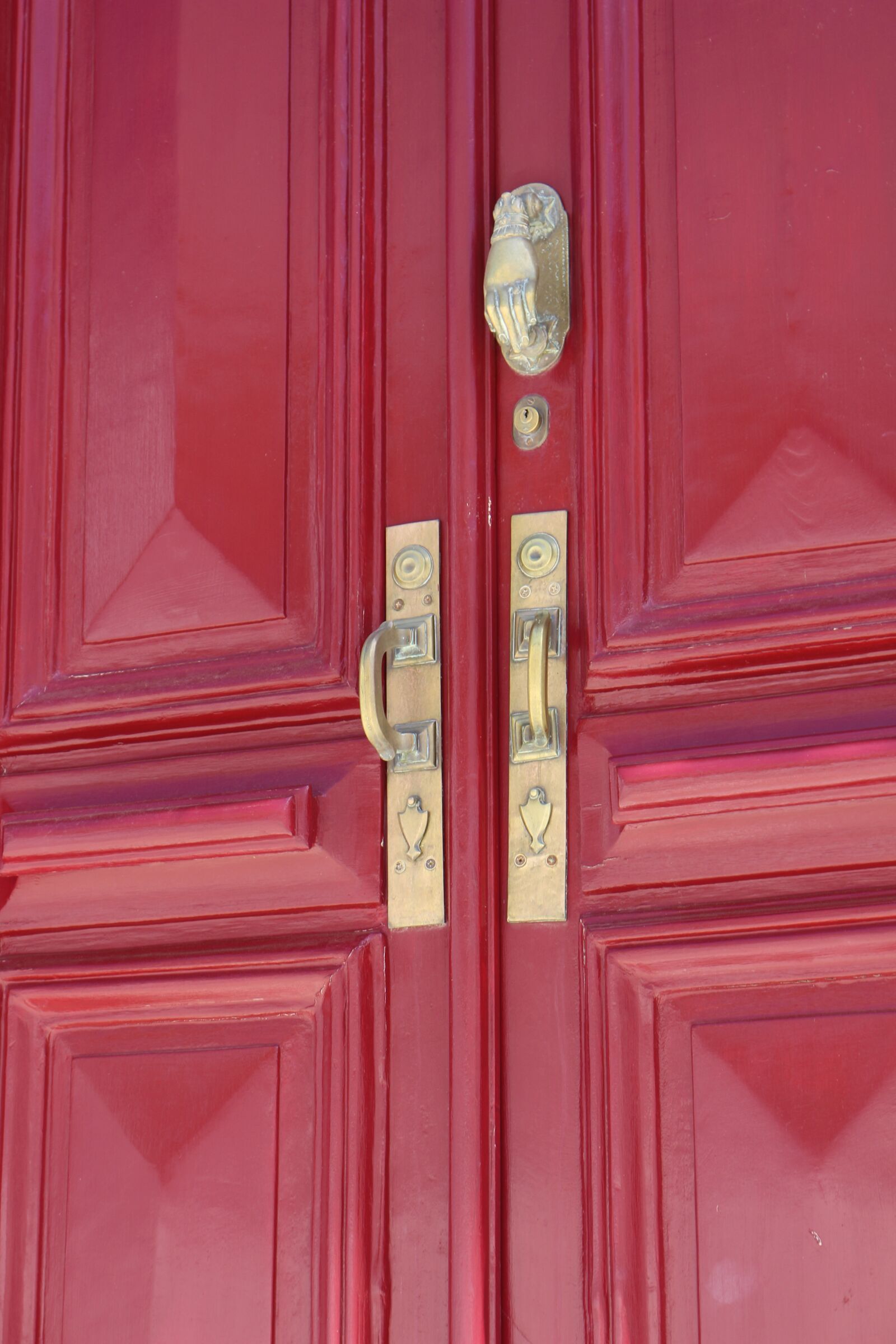 Canon EOS 700D (EOS Rebel T5i / EOS Kiss X7i) sample photo. Architecture, input, red photography