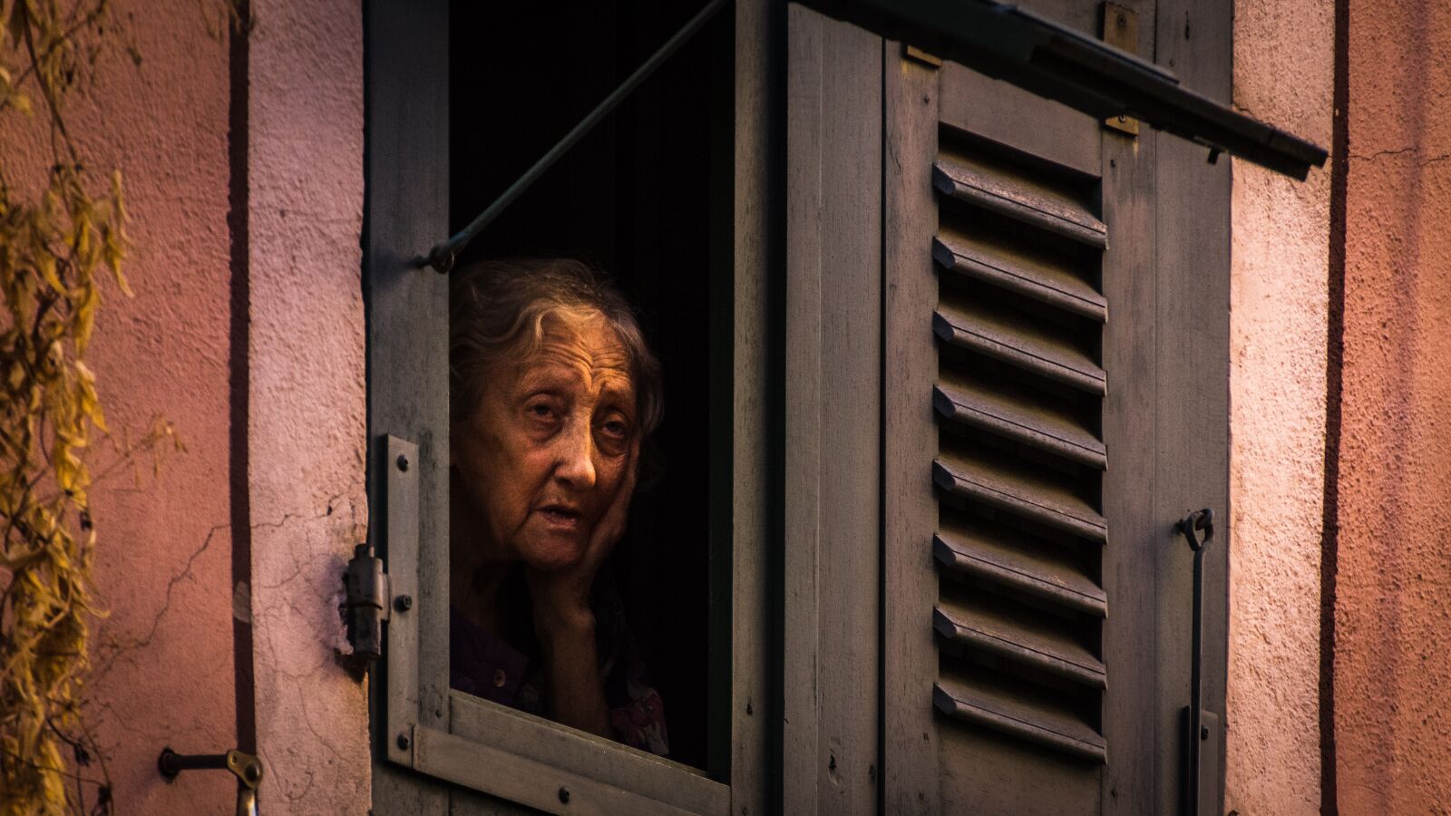 DT 18-270mm F3.5-6.3 SSM sample photo. Emotions, old woman, loneliness photography