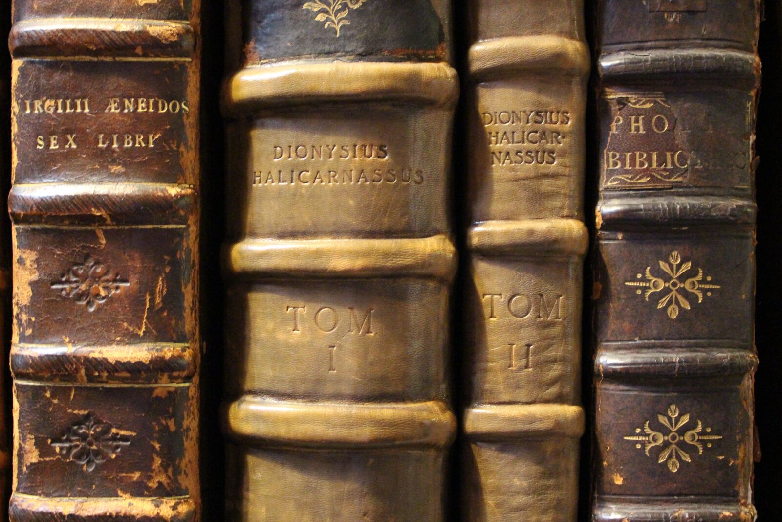 Canon EOS 100D (EOS Rebel SL1 / EOS Kiss X7) sample photo. Books, old books, old photography