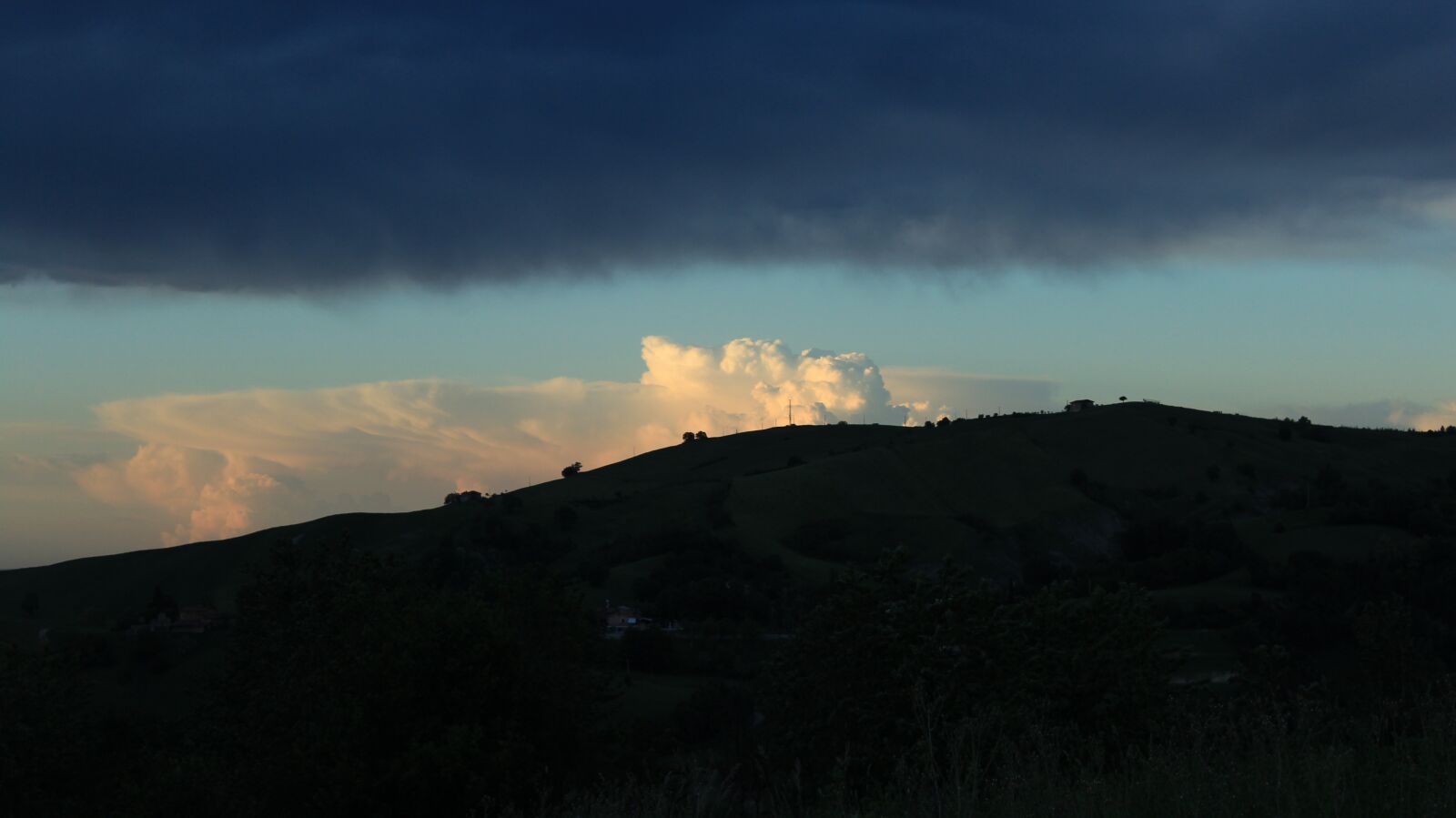 Canon EOS 600D (Rebel EOS T3i / EOS Kiss X5) sample photo. Landscape, clouds, hill photography