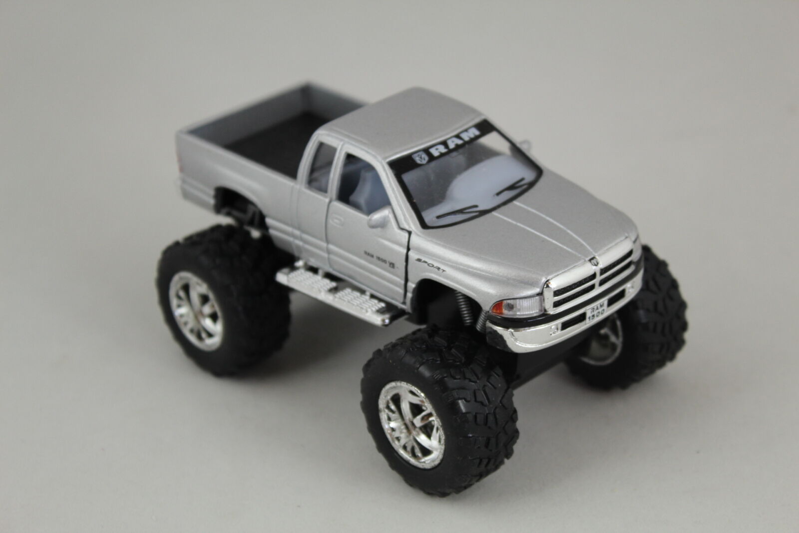 Canon EOS 600D (Rebel EOS T3i / EOS Kiss X5) sample photo. Small, trucks photography